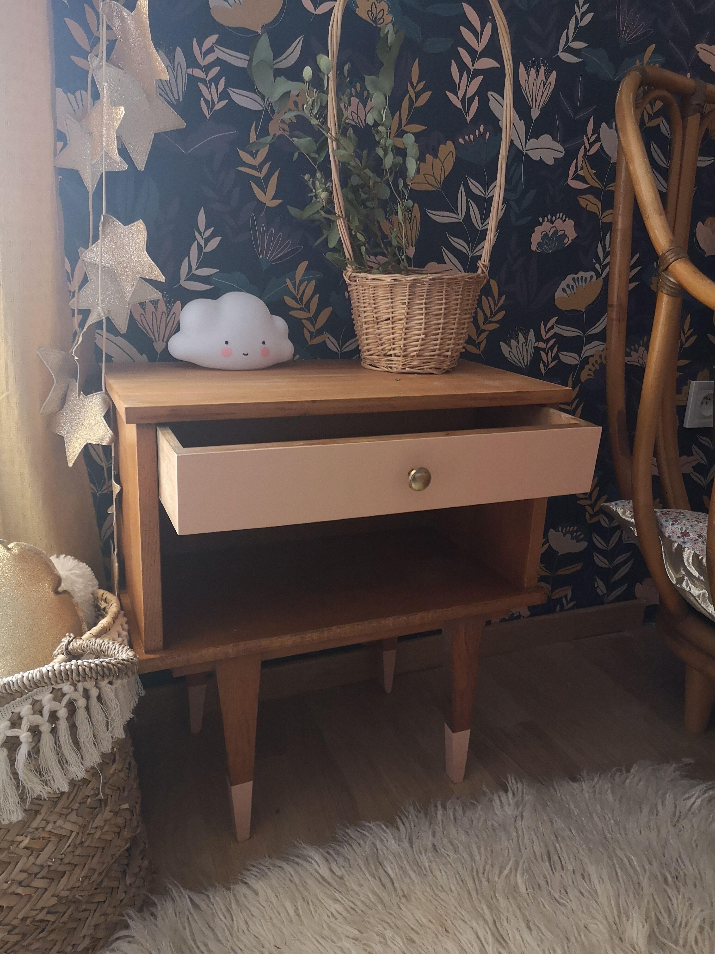 50/60 bedside table