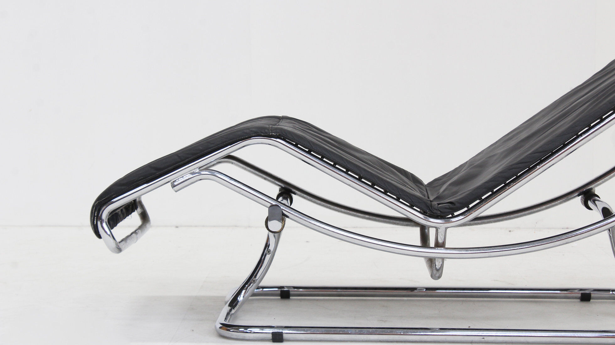 Vintage Italian chaise lounge chair chrome and leather by Guido Faleschini 1970s