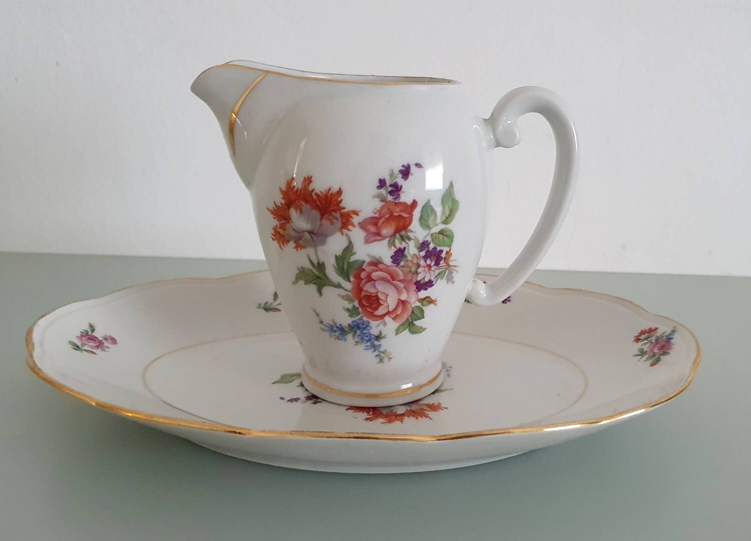 Pot à lait et son plat de présentation en porcelaine émaillée de Limog