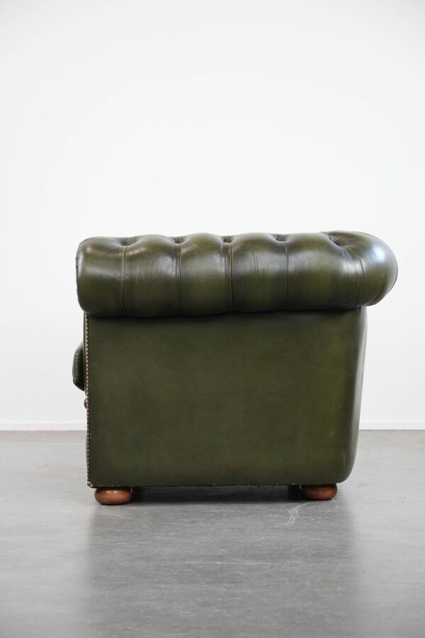 Magnifique fauteuil club en cuir de vachette verte de style anglais.