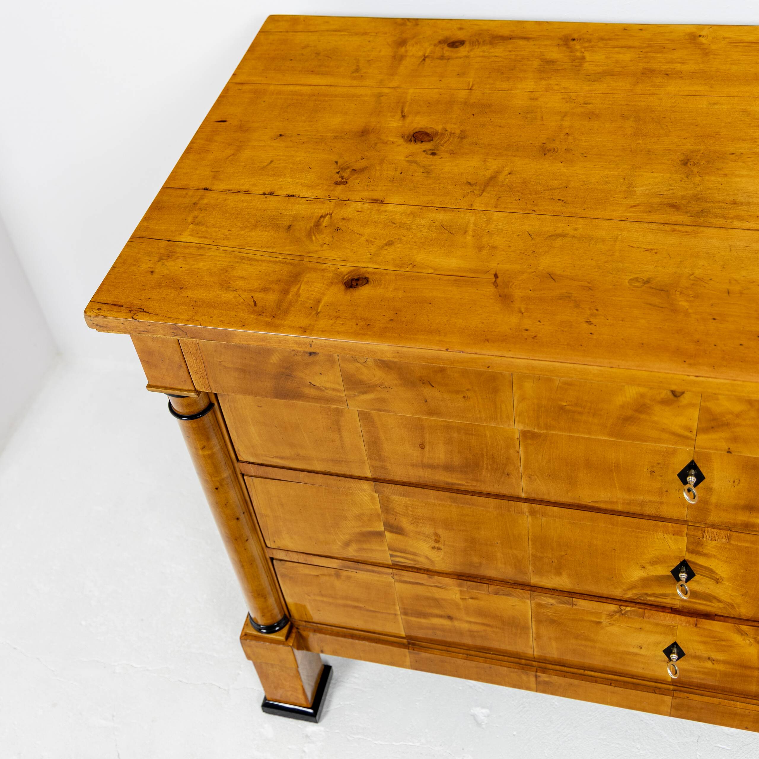 Biedermeier commode in birch veneer 1820-1830