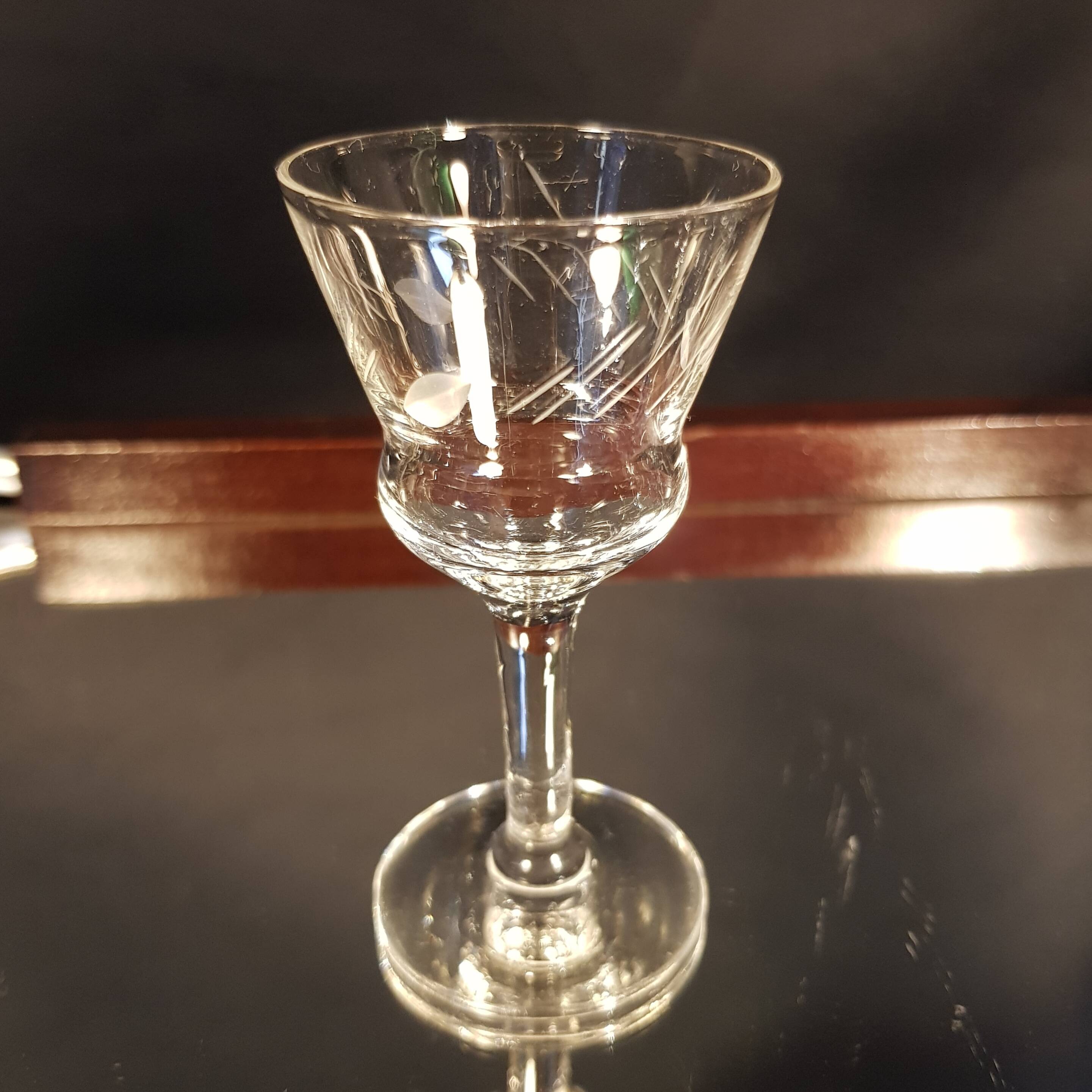 6 verres à liqueur ciselés