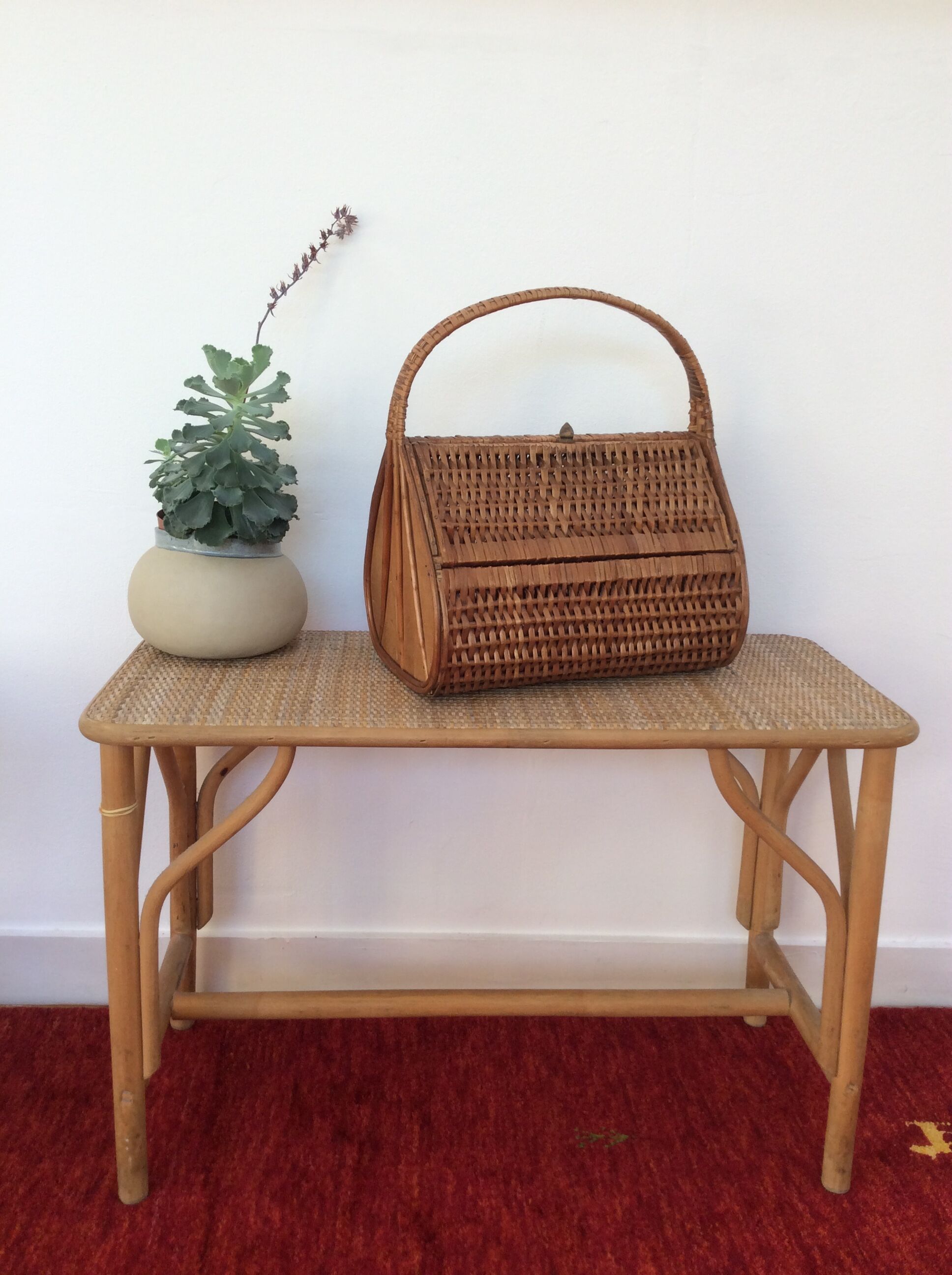 Basket in woven rattan from the 60's