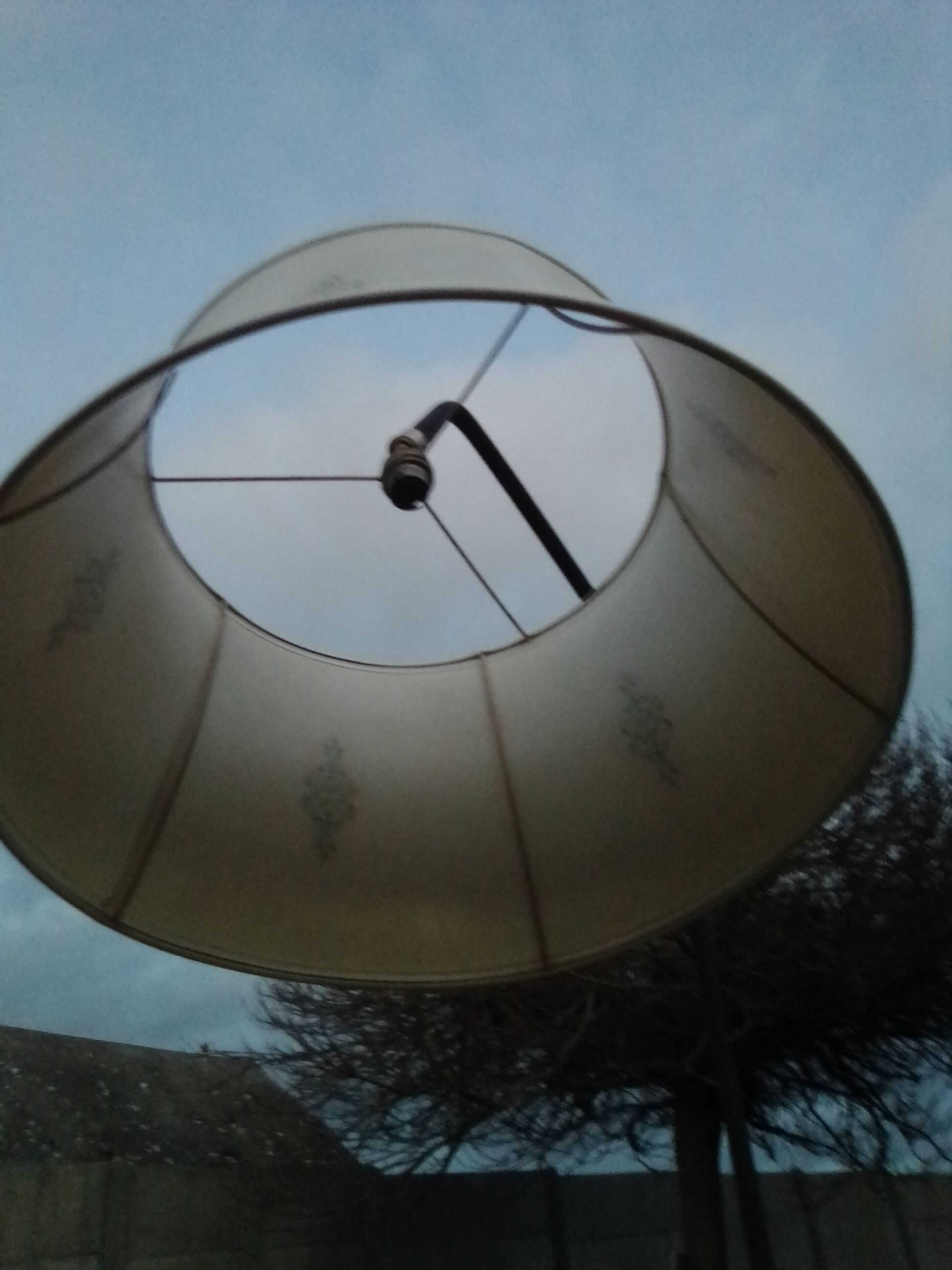 Lampadaire  pied fonte avec douille orientable et tablette en osier H 166 cm