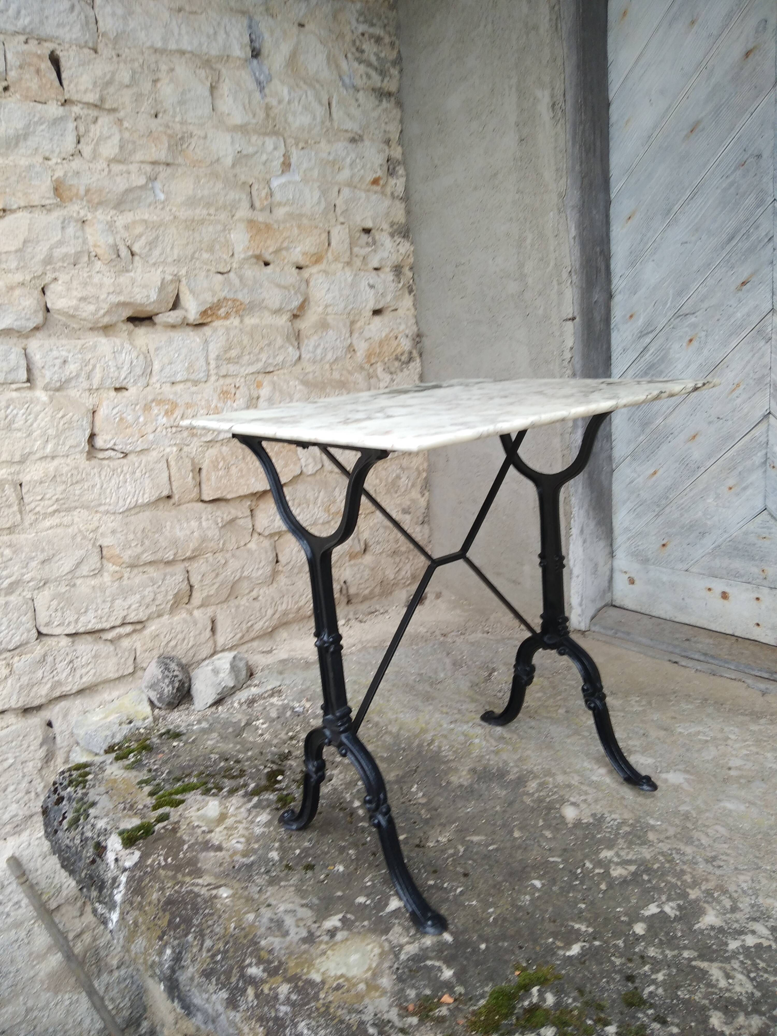Bistro table in marble and cast iron "Le bon marché"