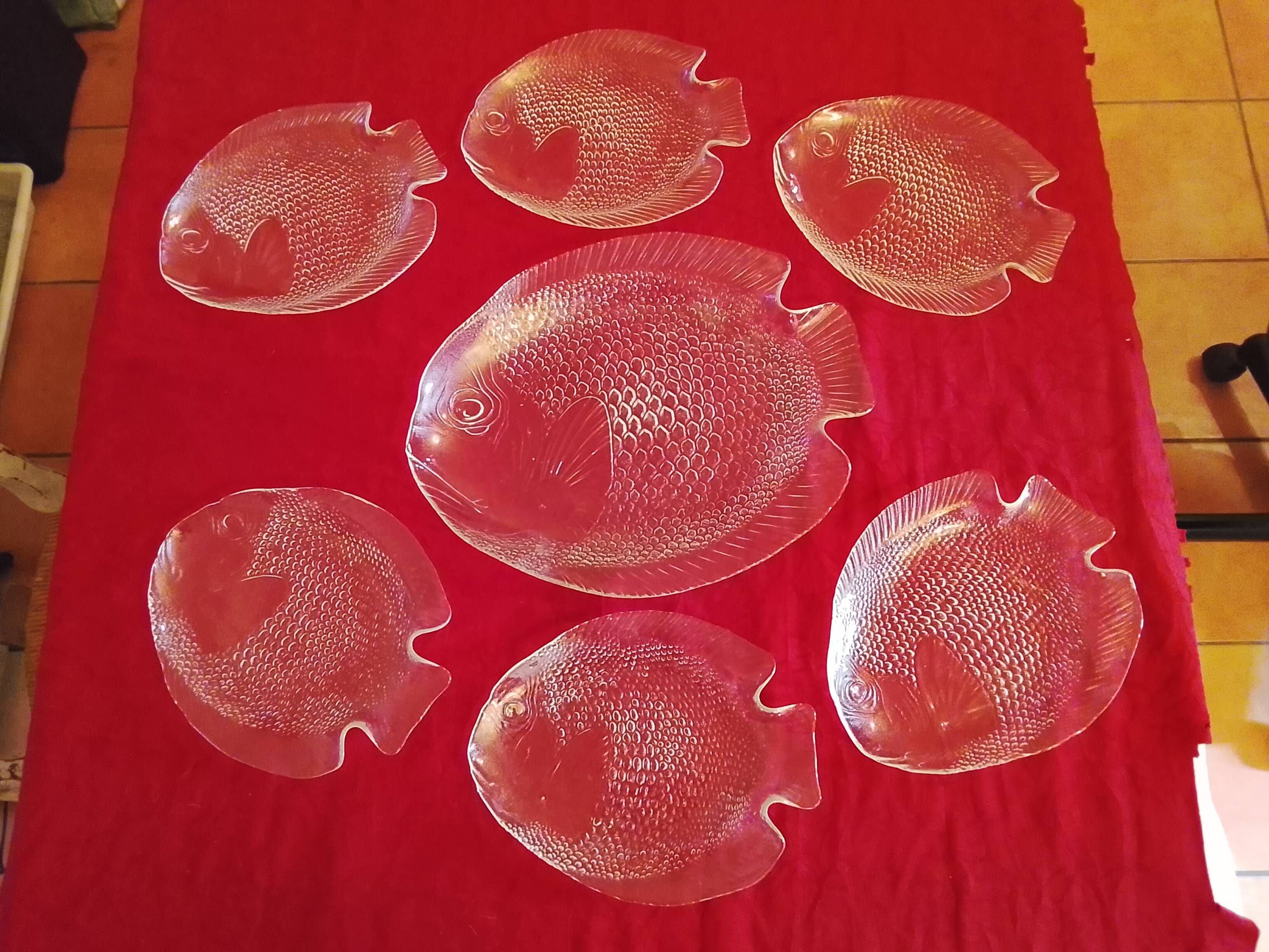 VINTAGE 70/80 FISH SERVICE - 7 PIECES IN MOULDED GLASS BY ARCOROC FR