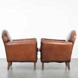 Ensemble de 2 fauteuils en peau de mouton au design art déco avec des couleurs chaudes.