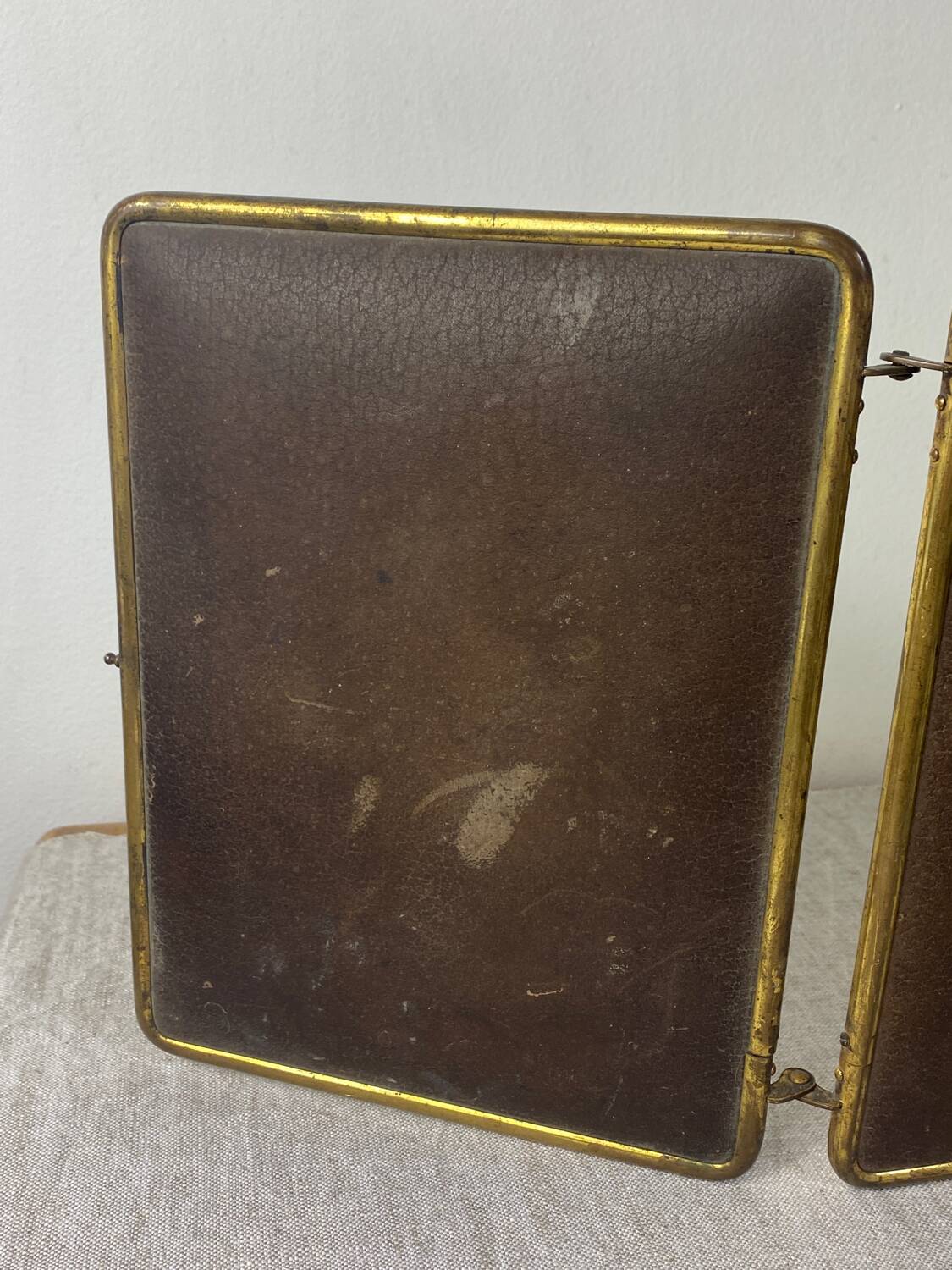 Miroir de barbier, triptyque cuir et laiton