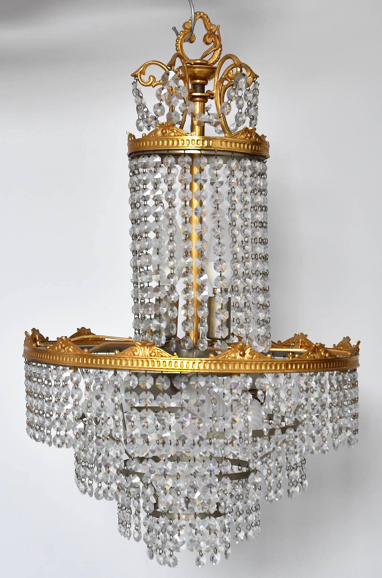 3-light chandelier in gold metal and glass pendants