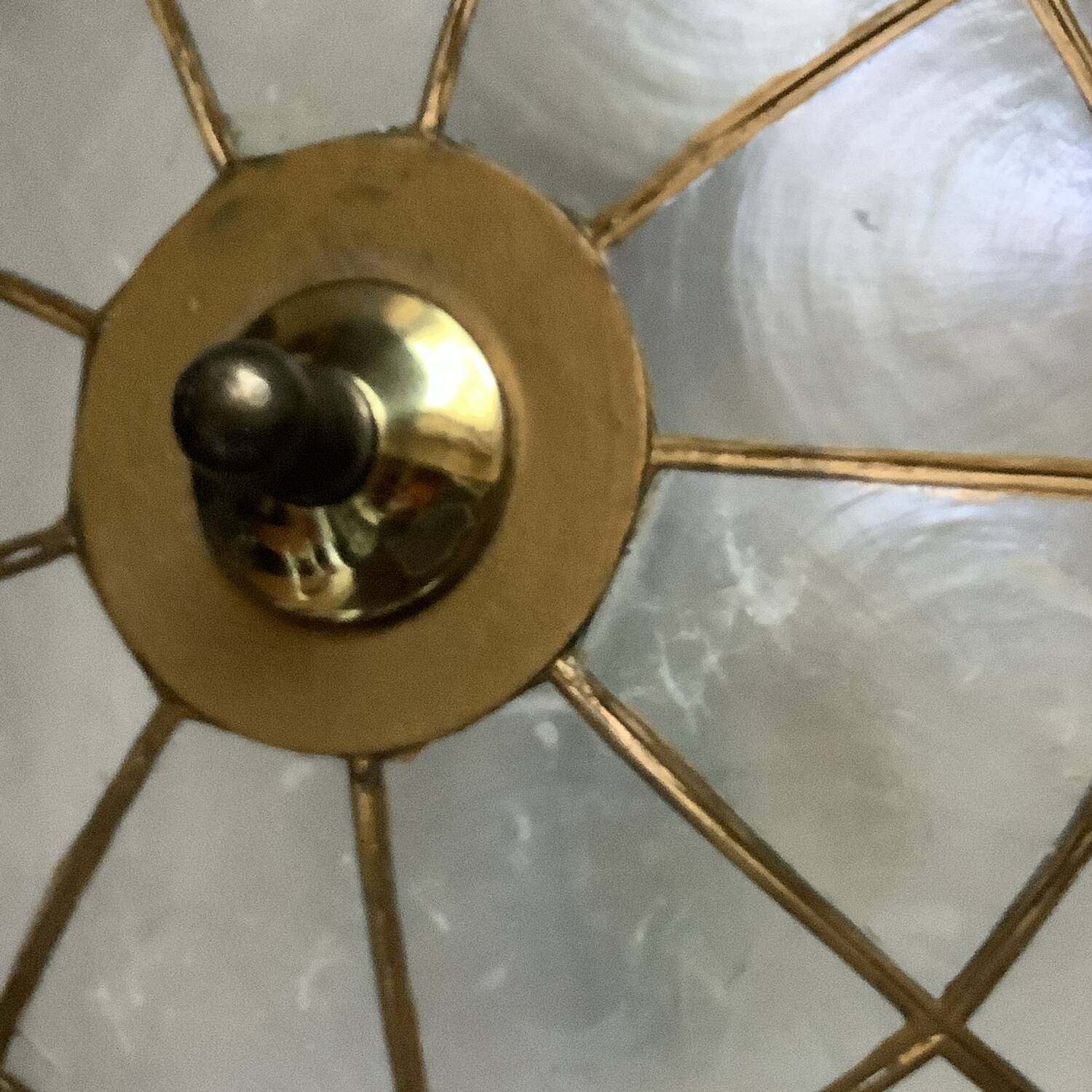 Vintage mother-of-pearl and brass ceiling light – Tiffany style