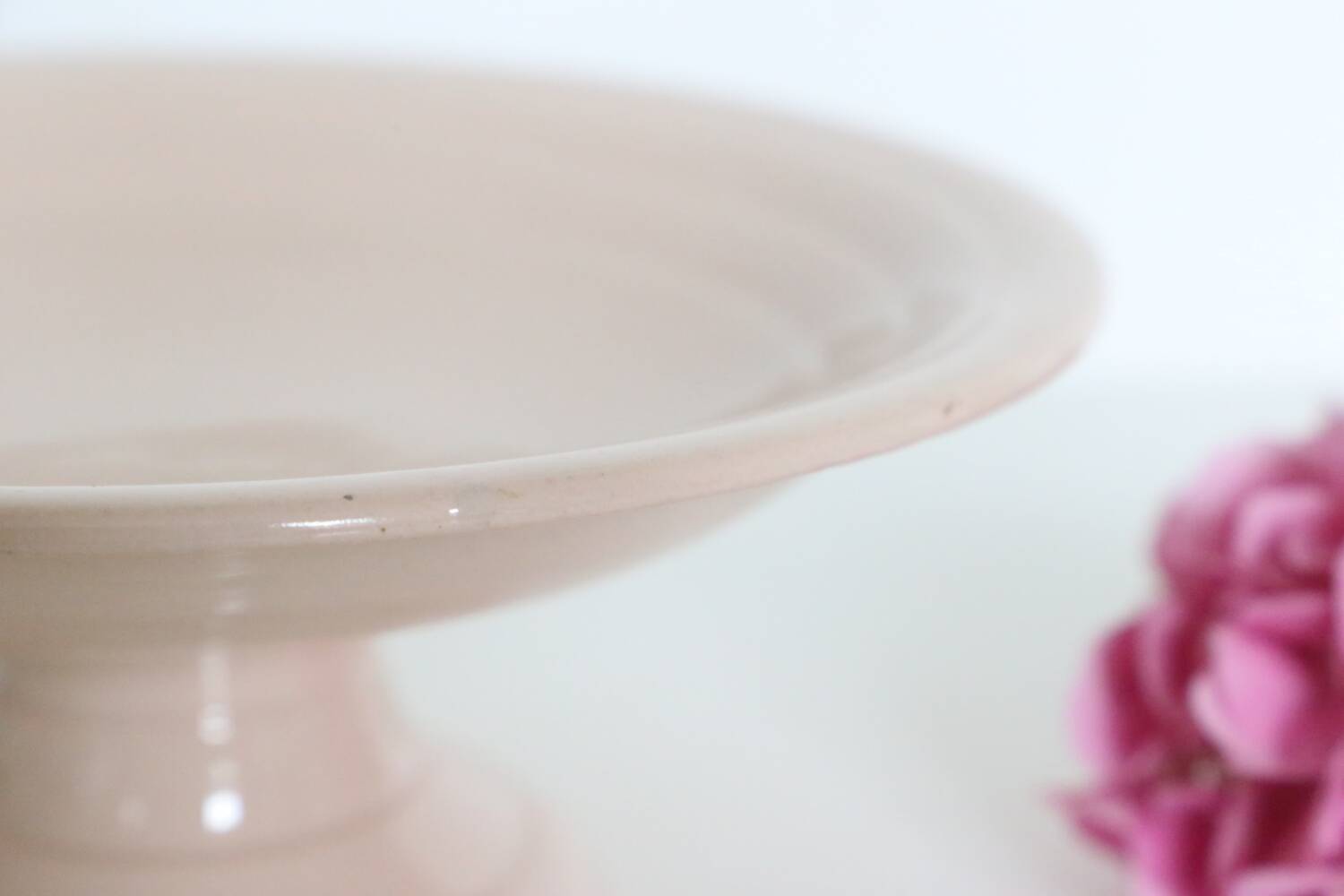 Plat piédouche en céramique rose, 1950