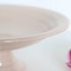 Plat piédouche en céramique rose, 1950