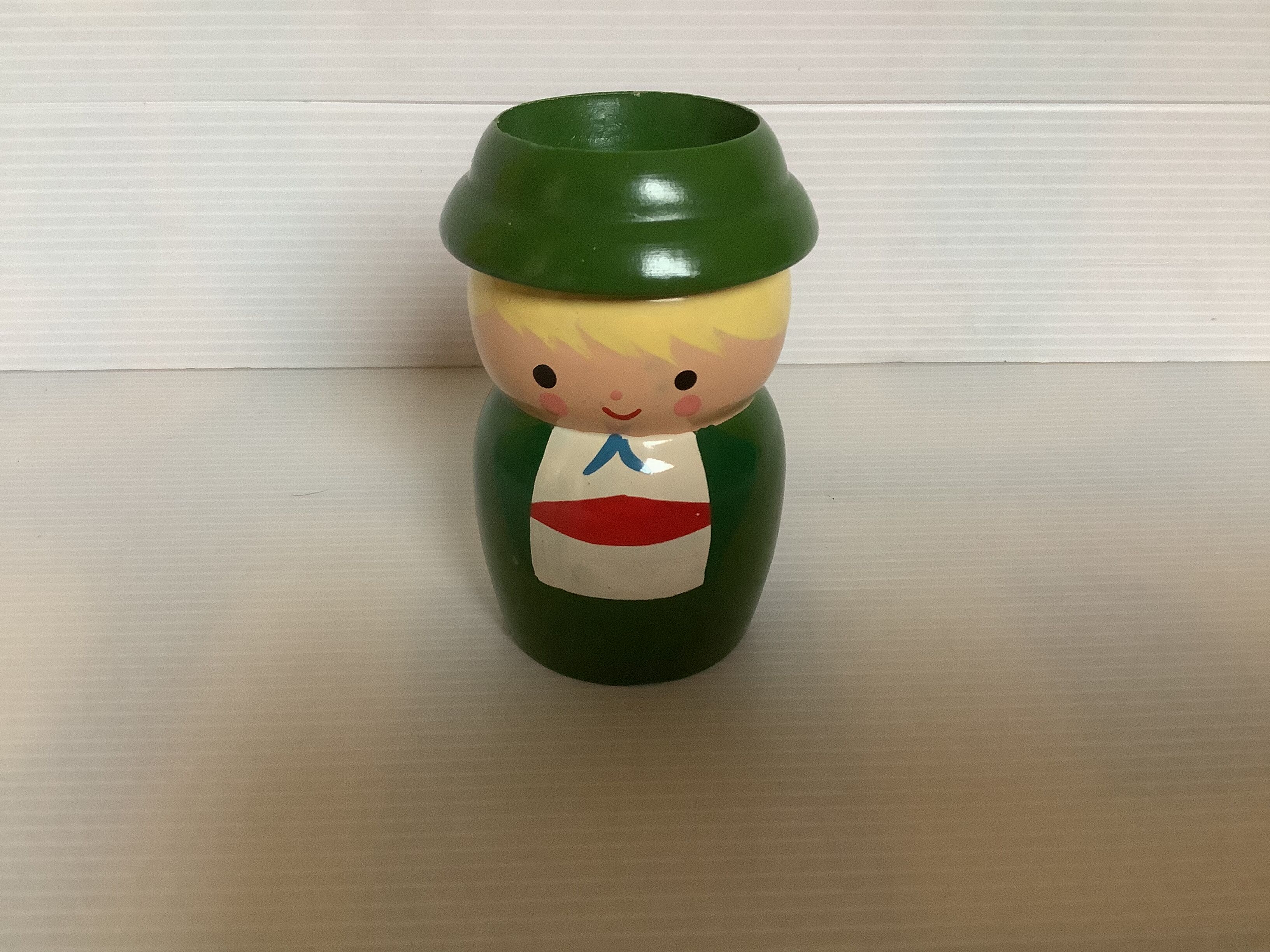 Coquetier wood painted small character