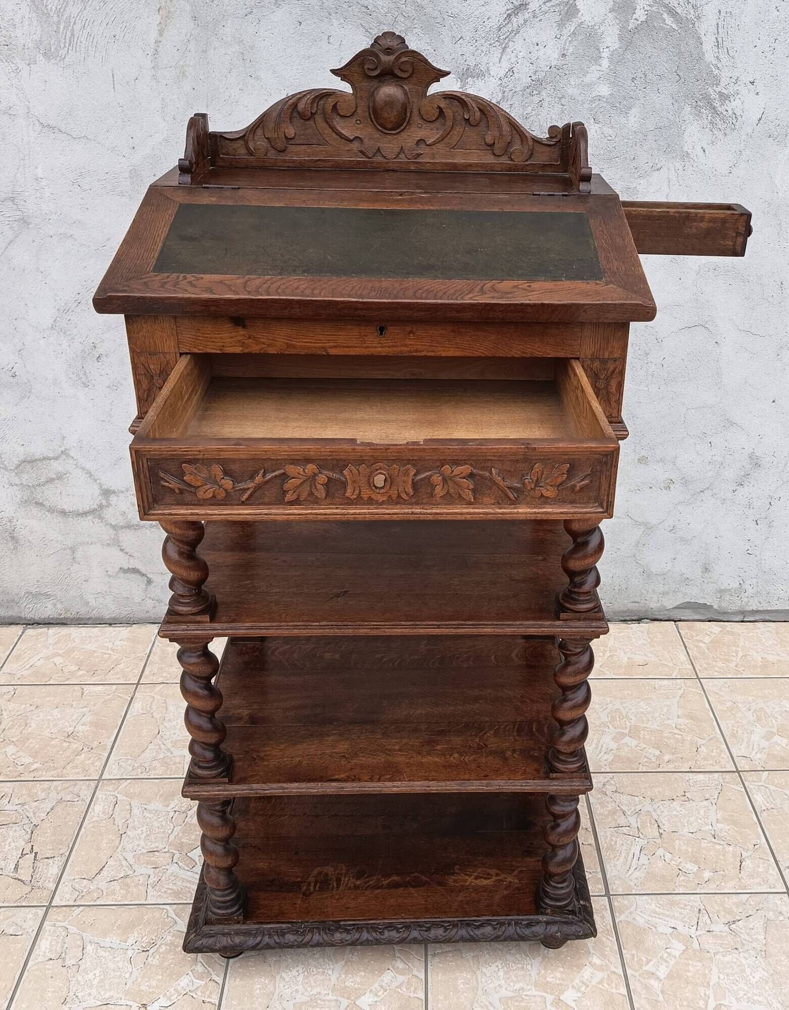 High Louis XIII writing desk in oak, 19th century.