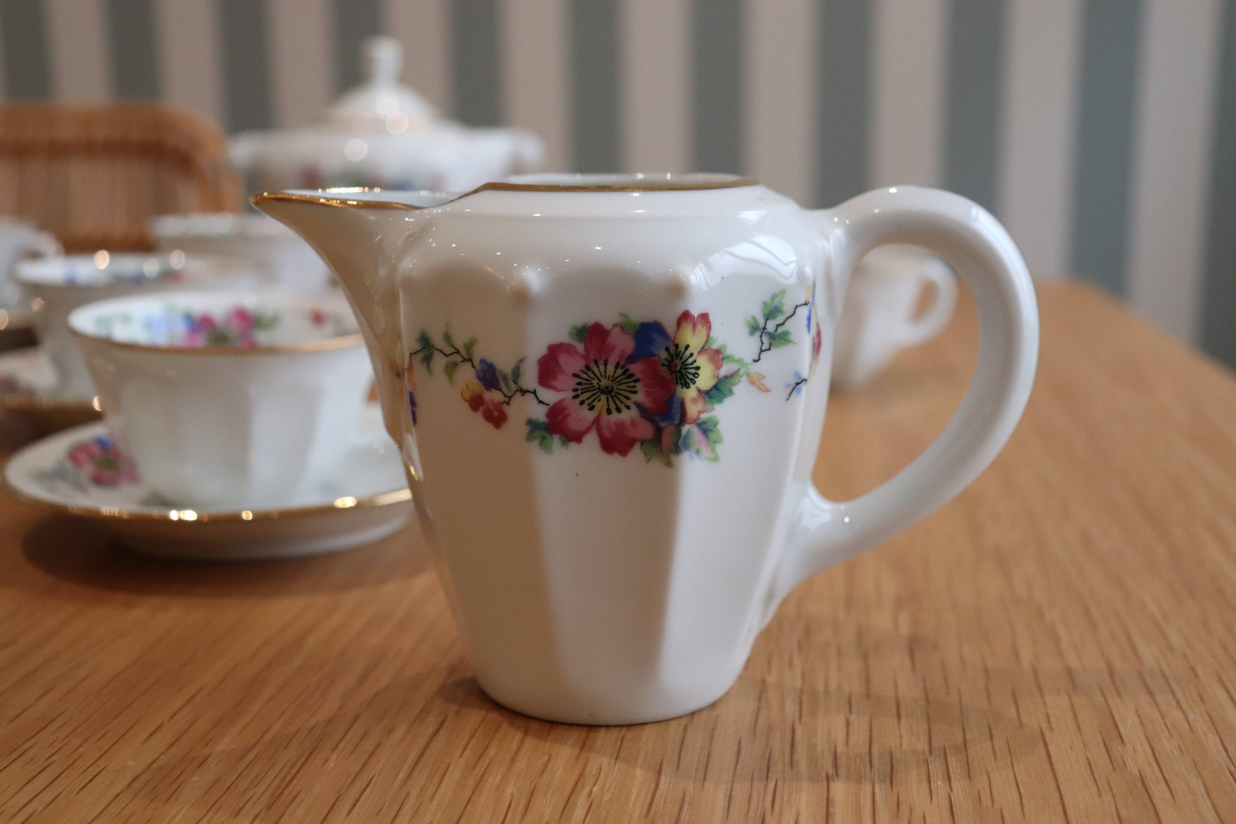Coffee and tea service in Limoges porcelain with anemone flower pattern and gilding.