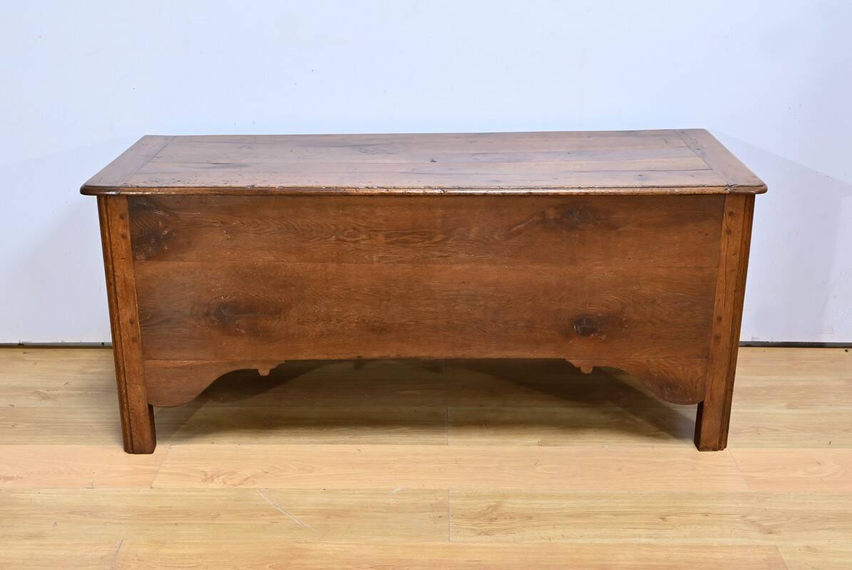Important oak chest – late 19th century