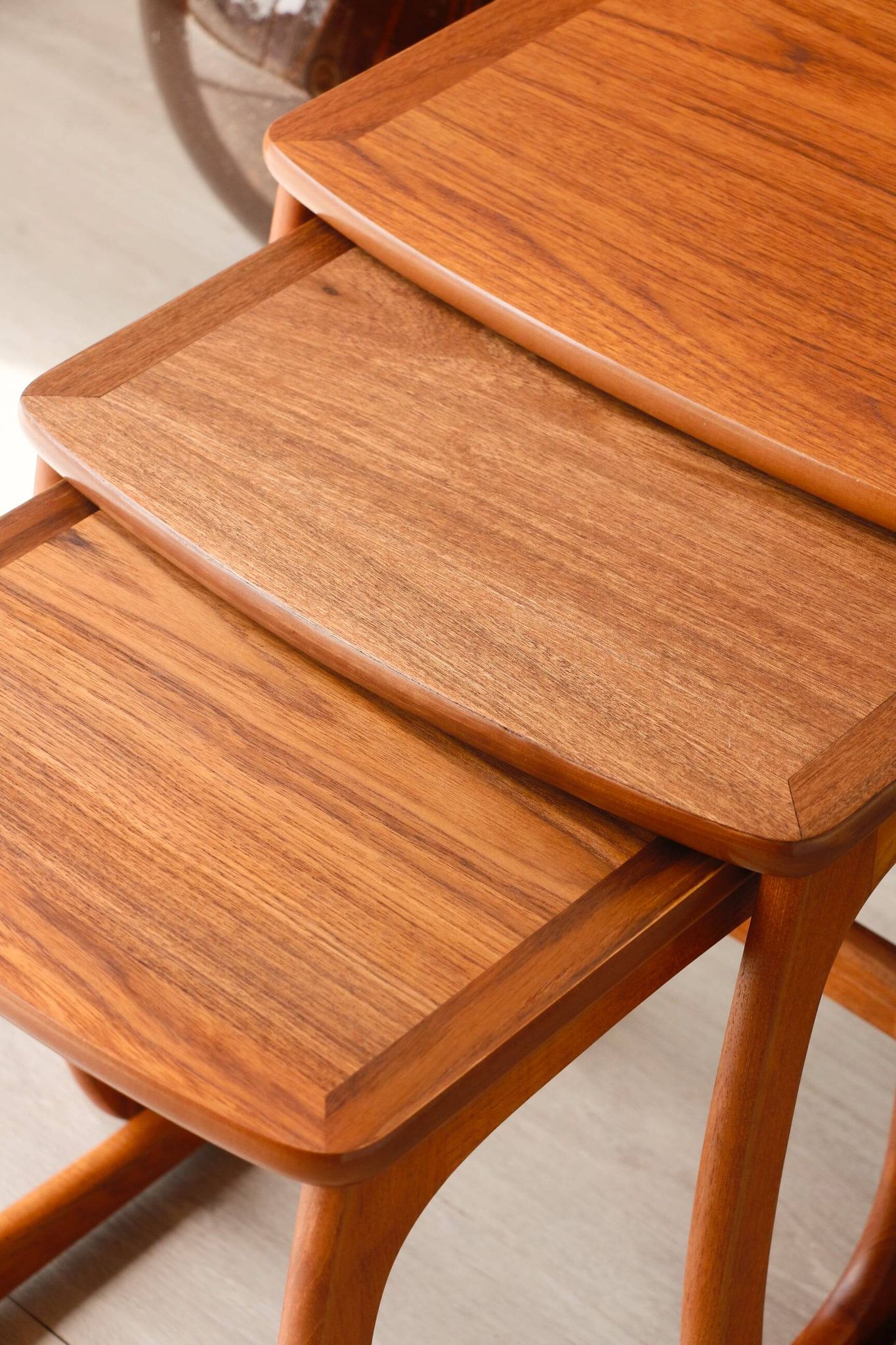 Tables gigognes en teck éditées par Nathan, années 60