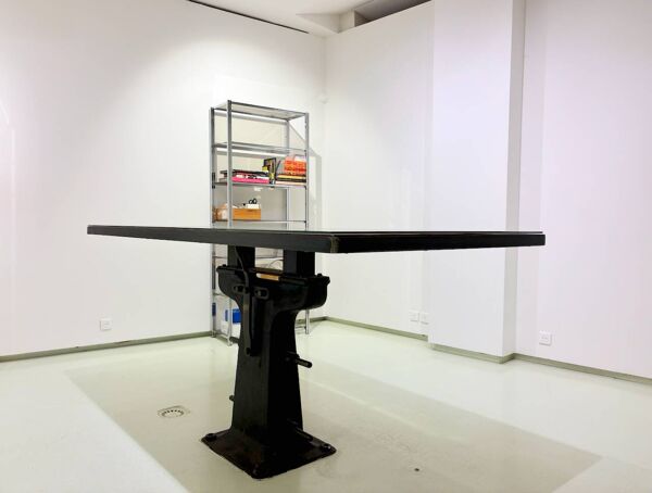 Table industrielle avec piétement en fonte