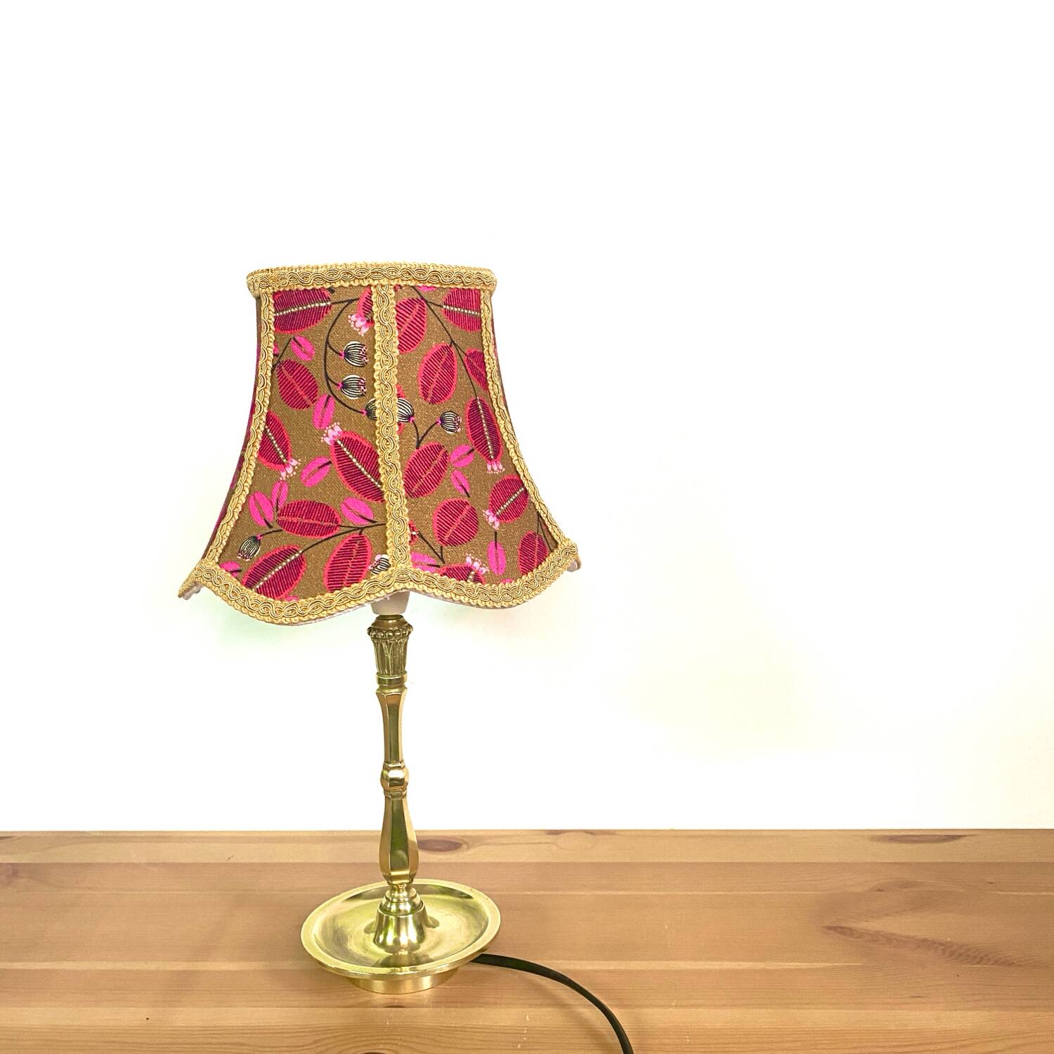 Upcycled vintage lamp - pink lifestyle