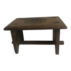 Ancien petit banc sculpté - main