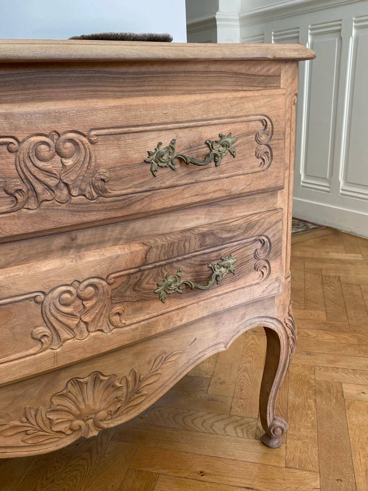 Commode sauteuse entierement sablée décapée