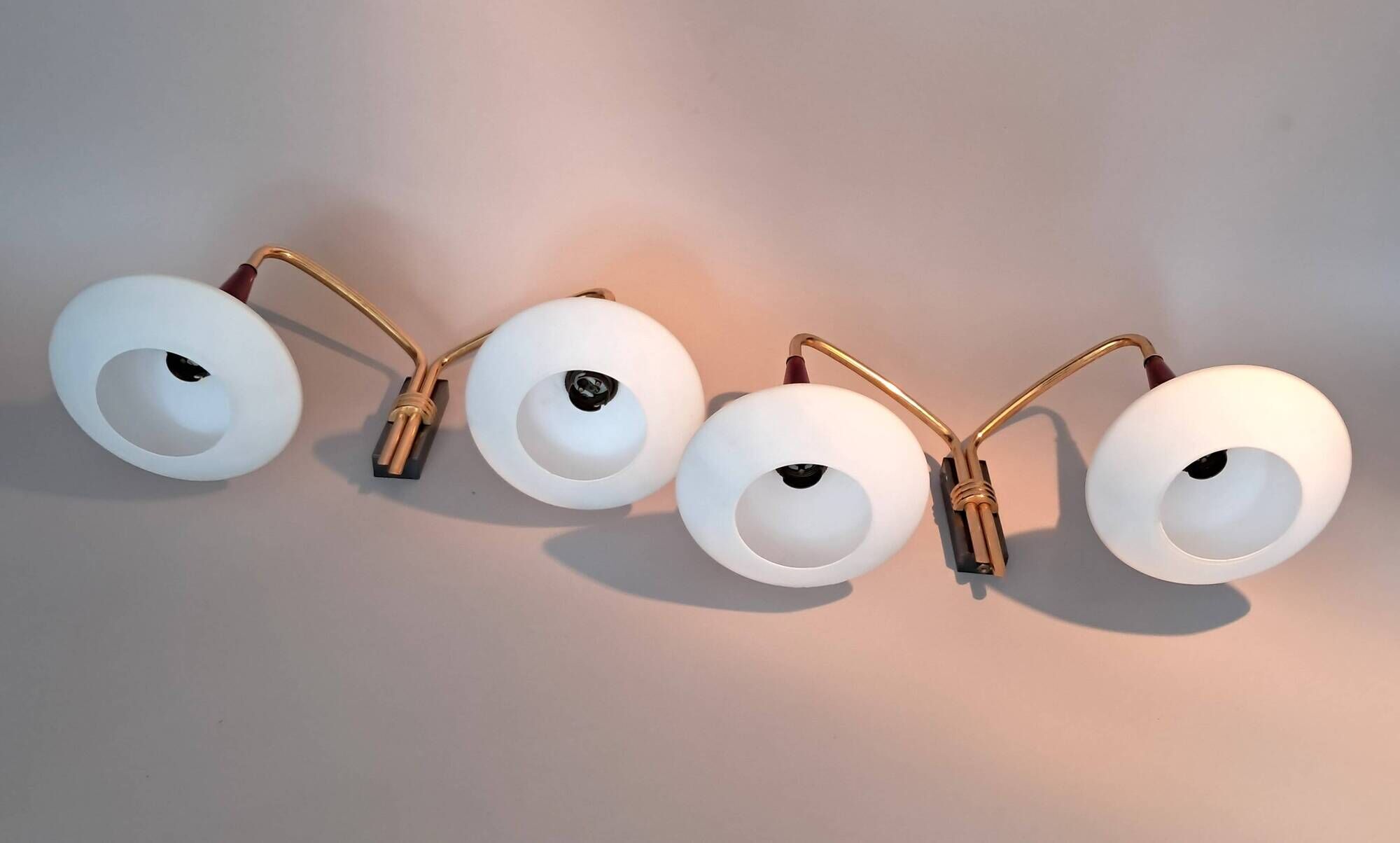 Paire d'appliques à 2 feux en laiton deux tons et opaline blanche 1950.
