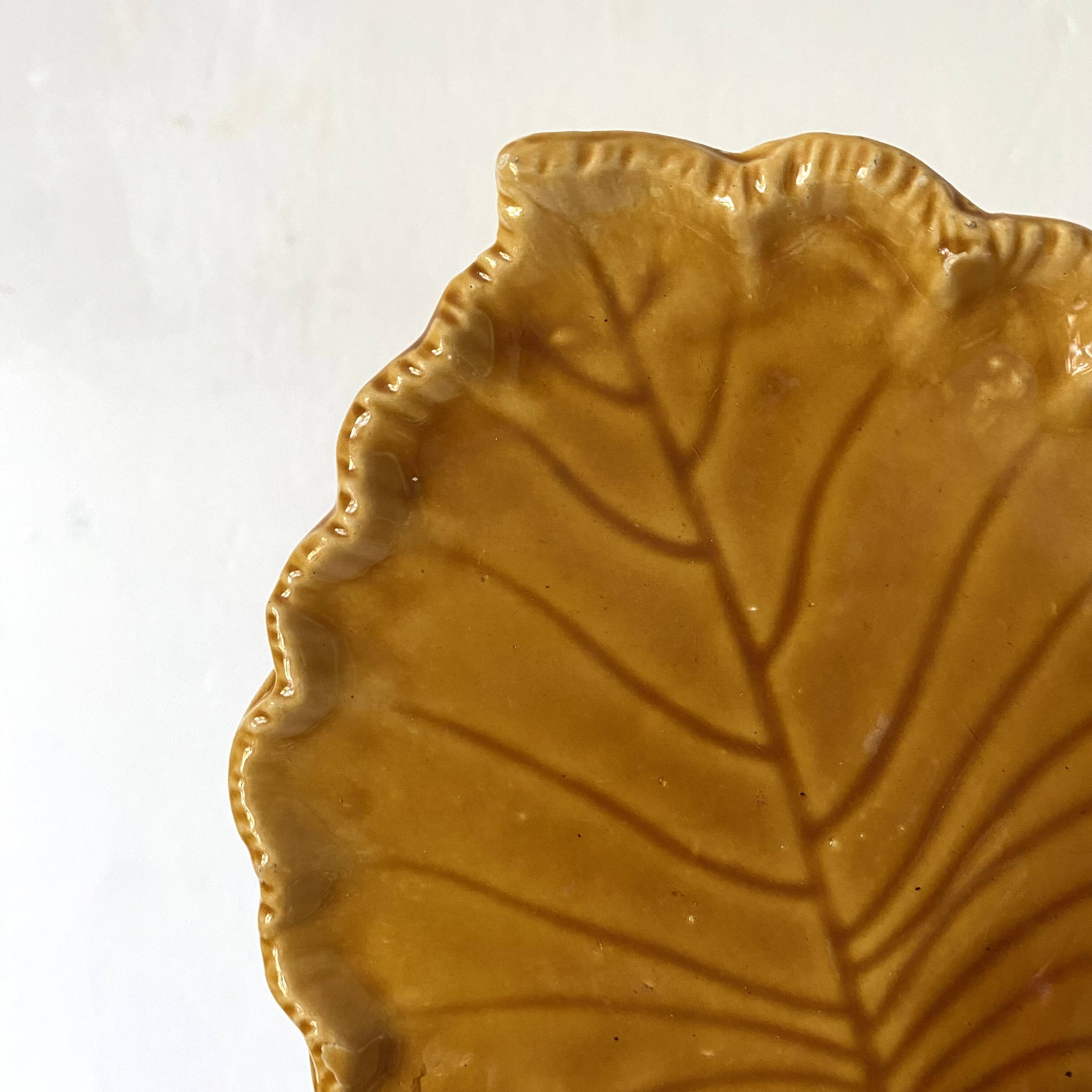 Ceramic leaf pocket emptier