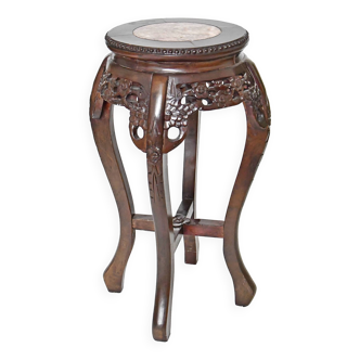 Sellette chinoise en bois richement sculpté et plateau marbre