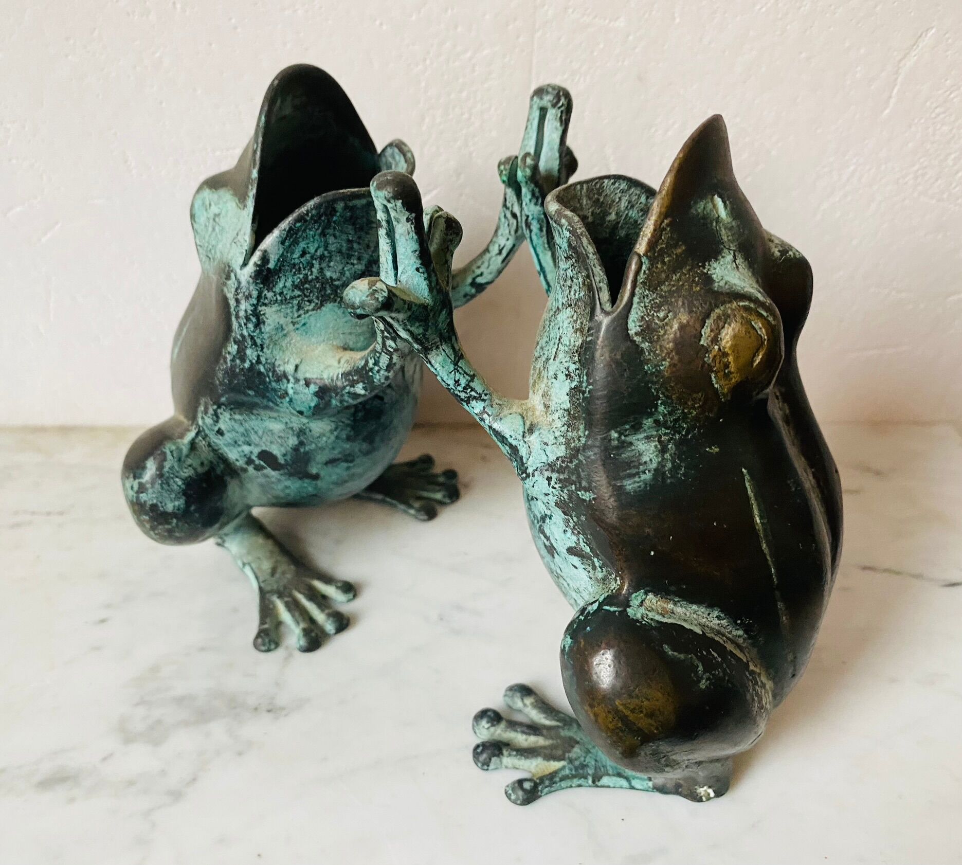 Bronze frog vase