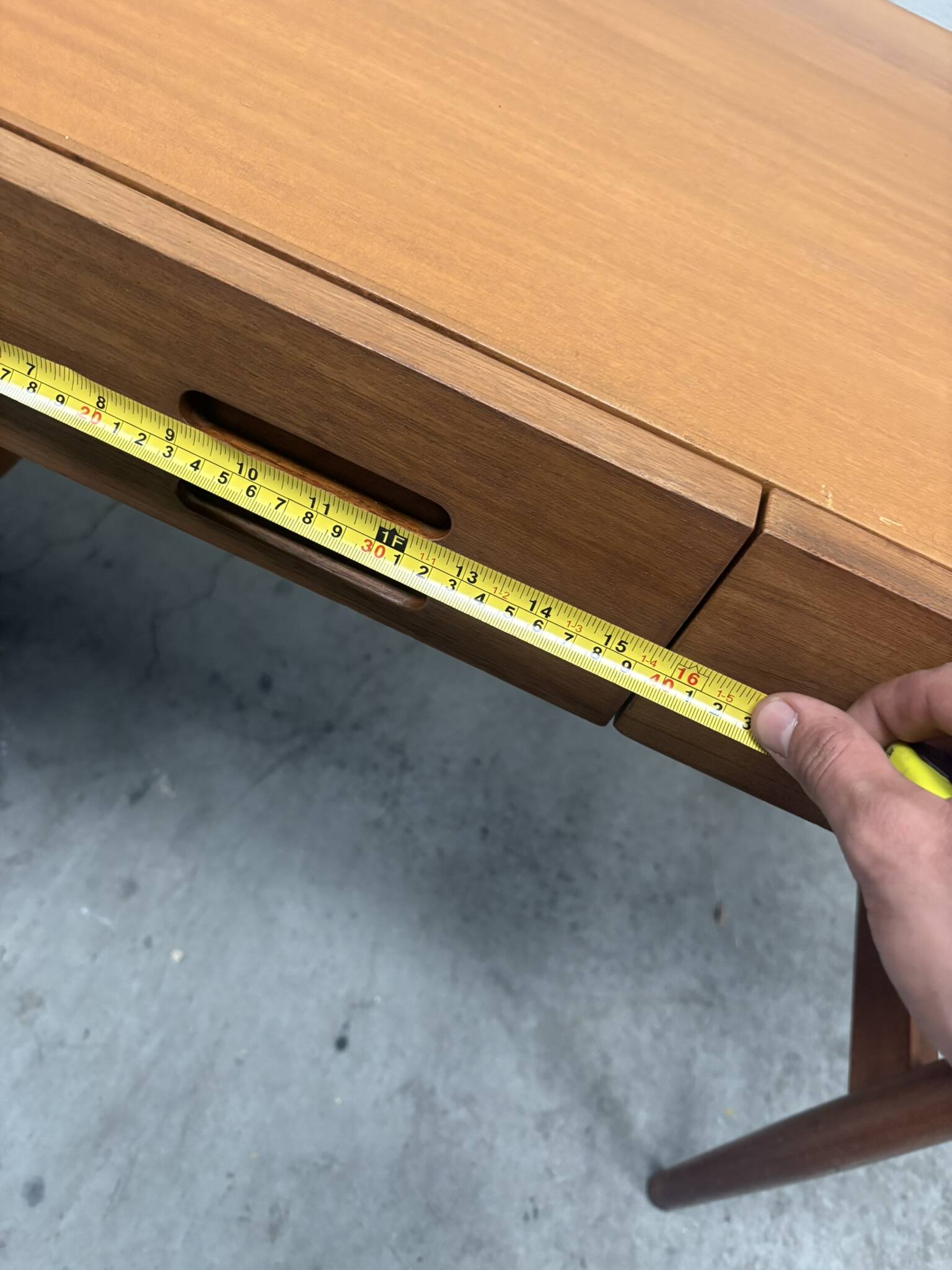 Bureau Scandinave midcentury à caisson et finition acajou