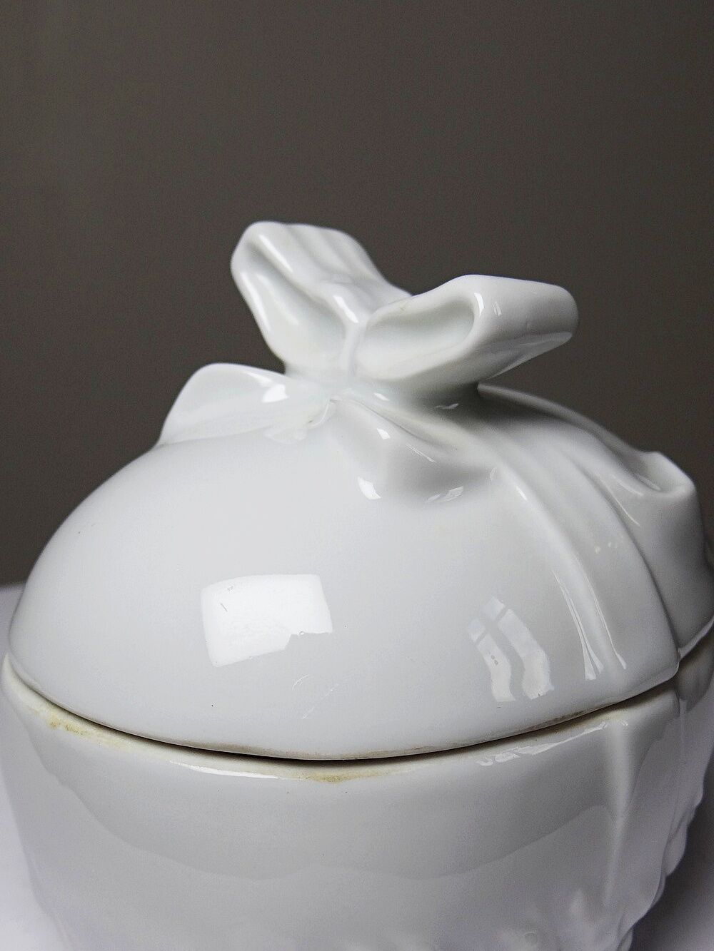 Jewellery box or Easter sweet jar in white porcelain Apilco Deshoulières