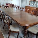 Superb Victorian mahogany extending table with 12 chairs – Late 19th century