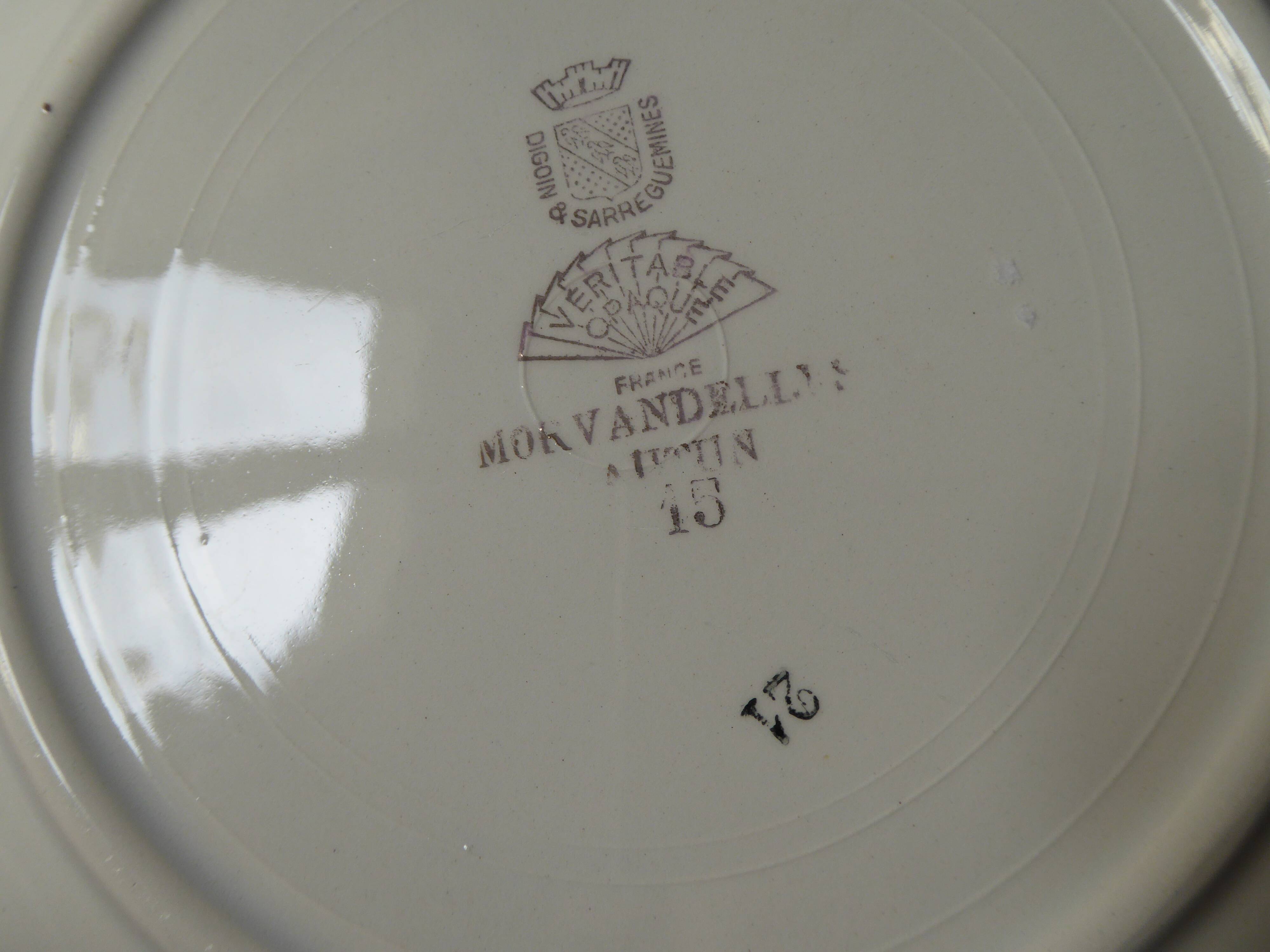 Huit assiettes creuses en faïence à décor de Homards