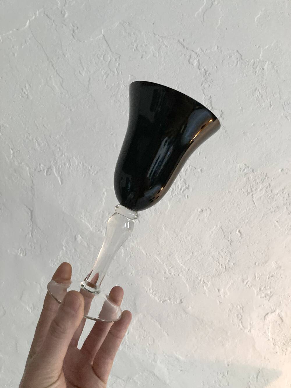 6 stemmed glasses with black glass bowl