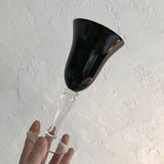 6 stemmed glasses with black glass bowl