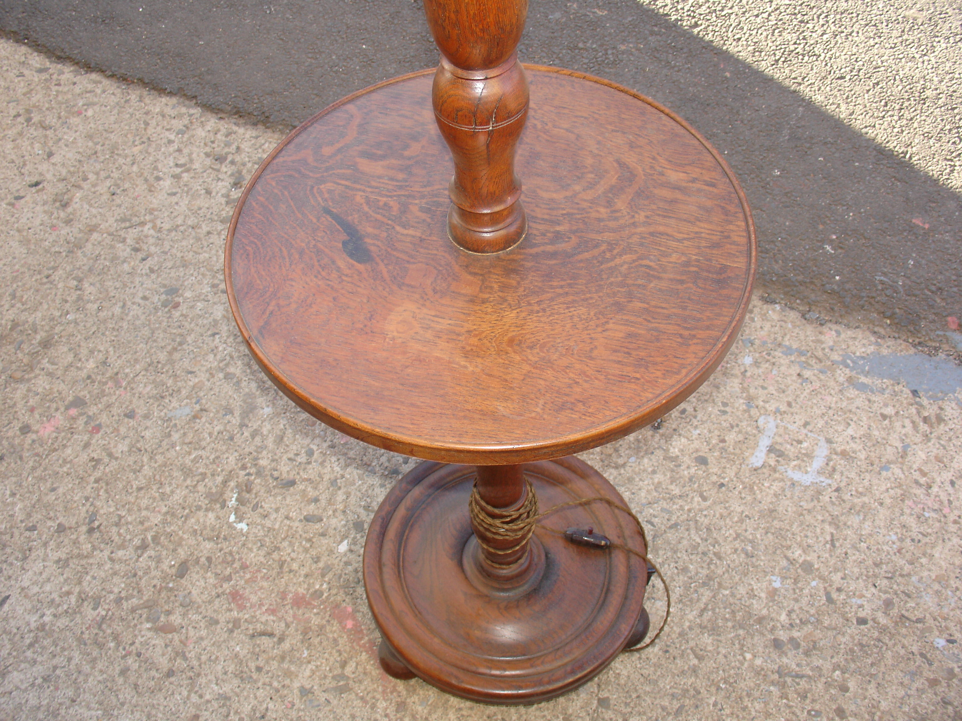 Lampadaire en chêne vers 1940