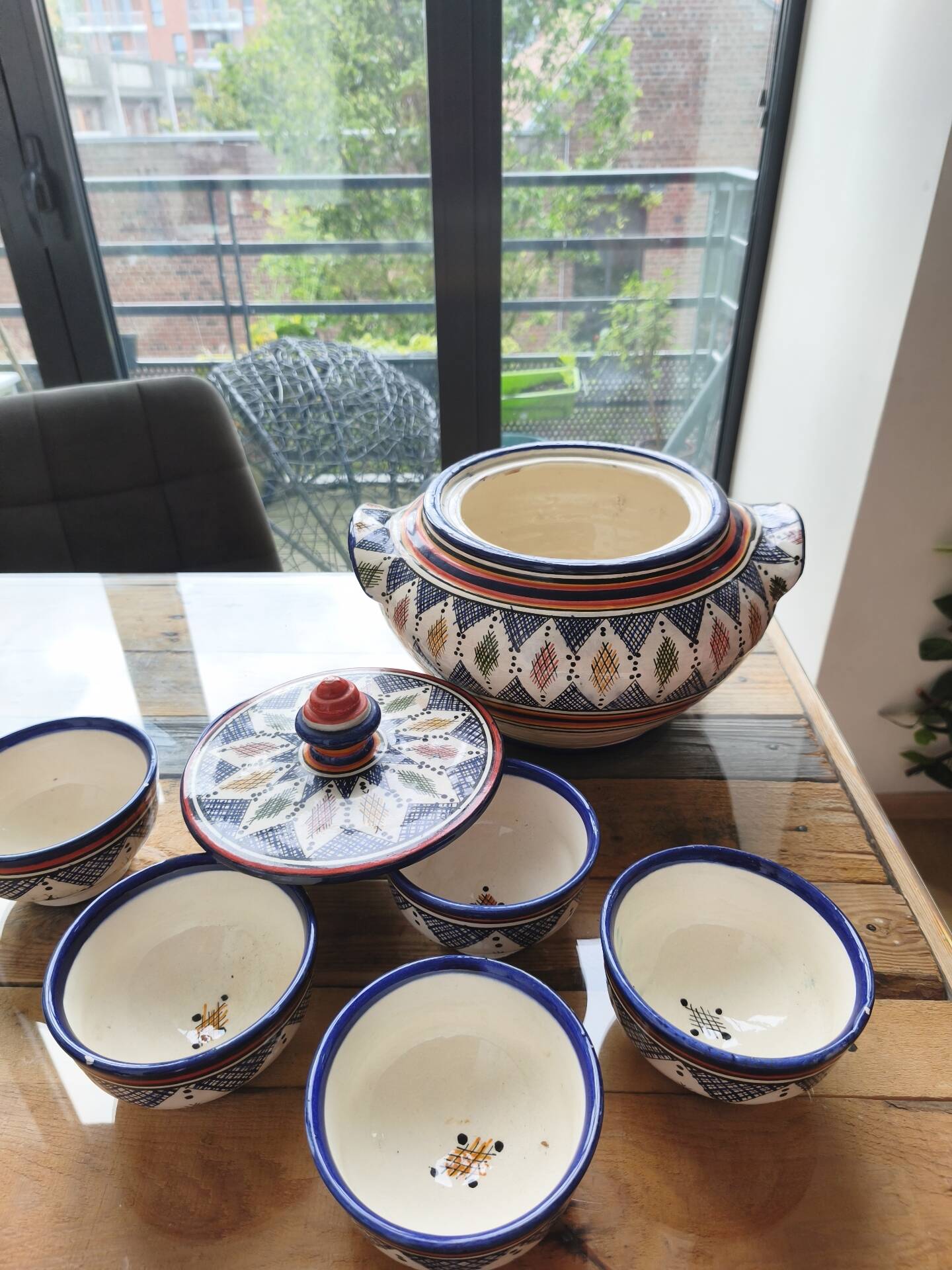 Ceramic soup tureen with its 6 bowls