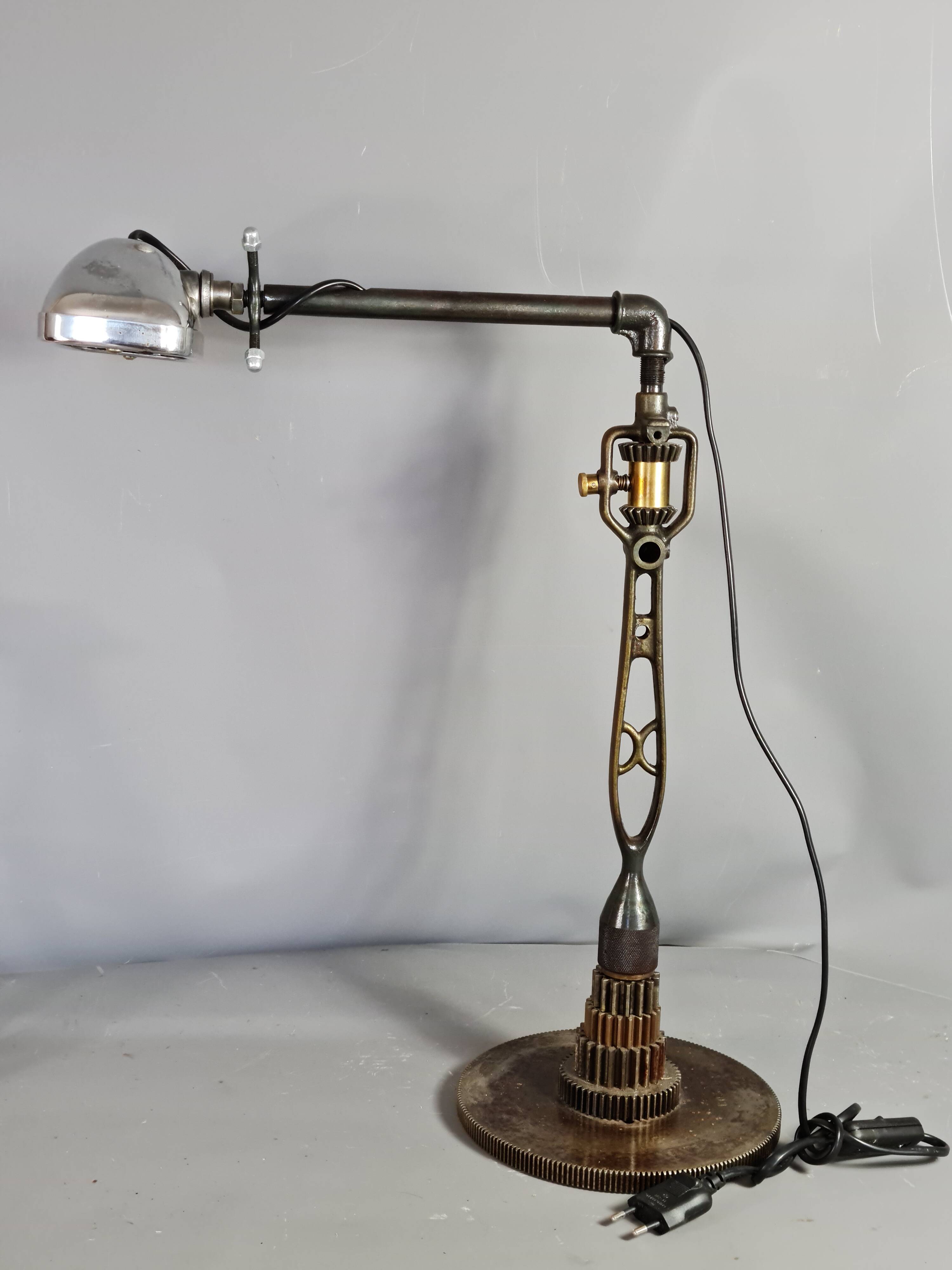 Industrial table or desk lamp, orientable. H.54 cm