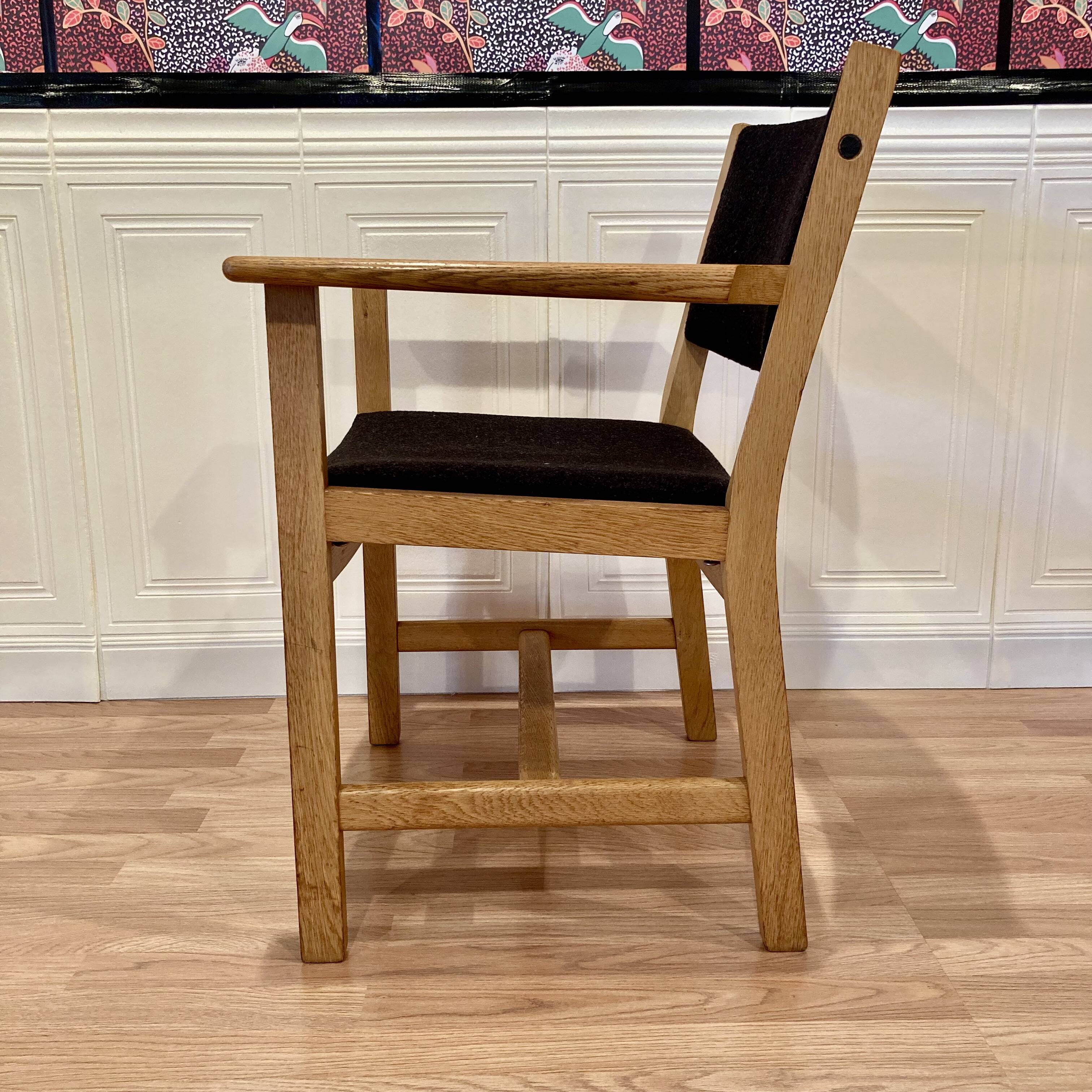 SUITE DE 4 FAUTEUILS ESTAMPILLE "HANS WEGNER" 1960.