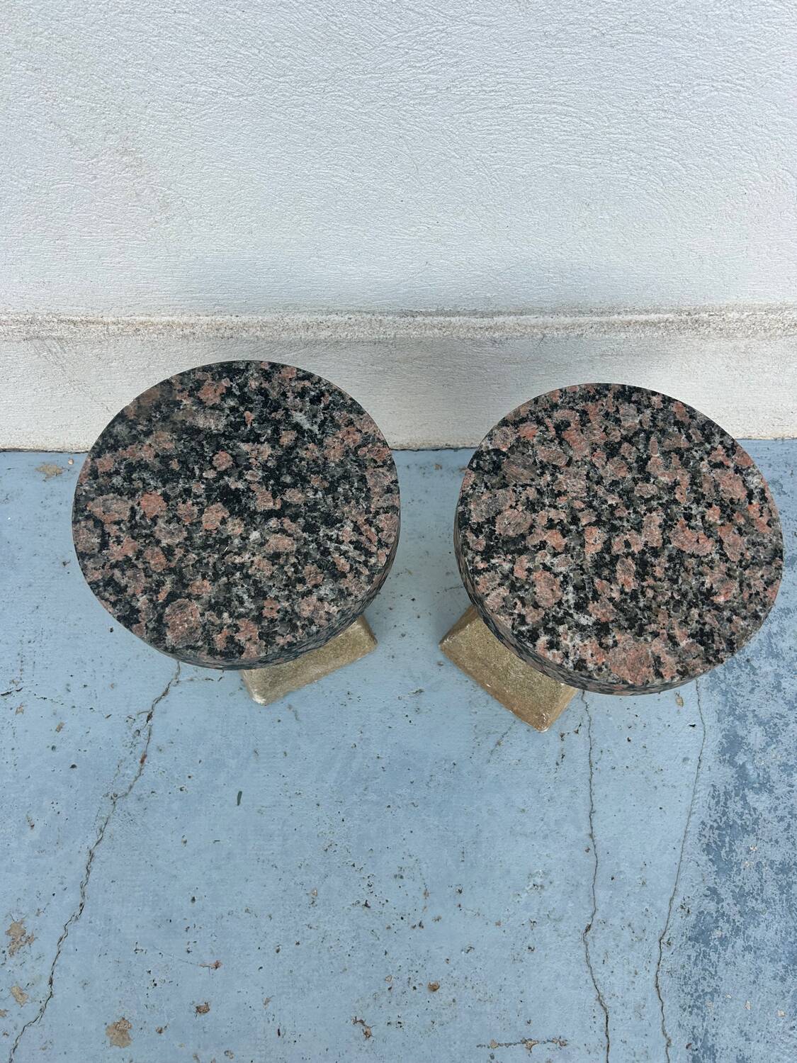 Paire de tables brutalistes en granit et pierre