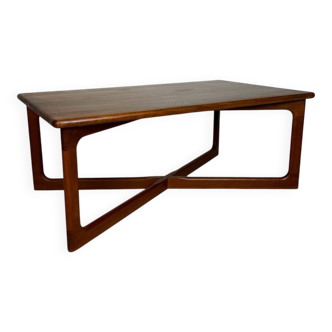 Scandinavian coffee table Dyrlund – Denmark – crossed legs