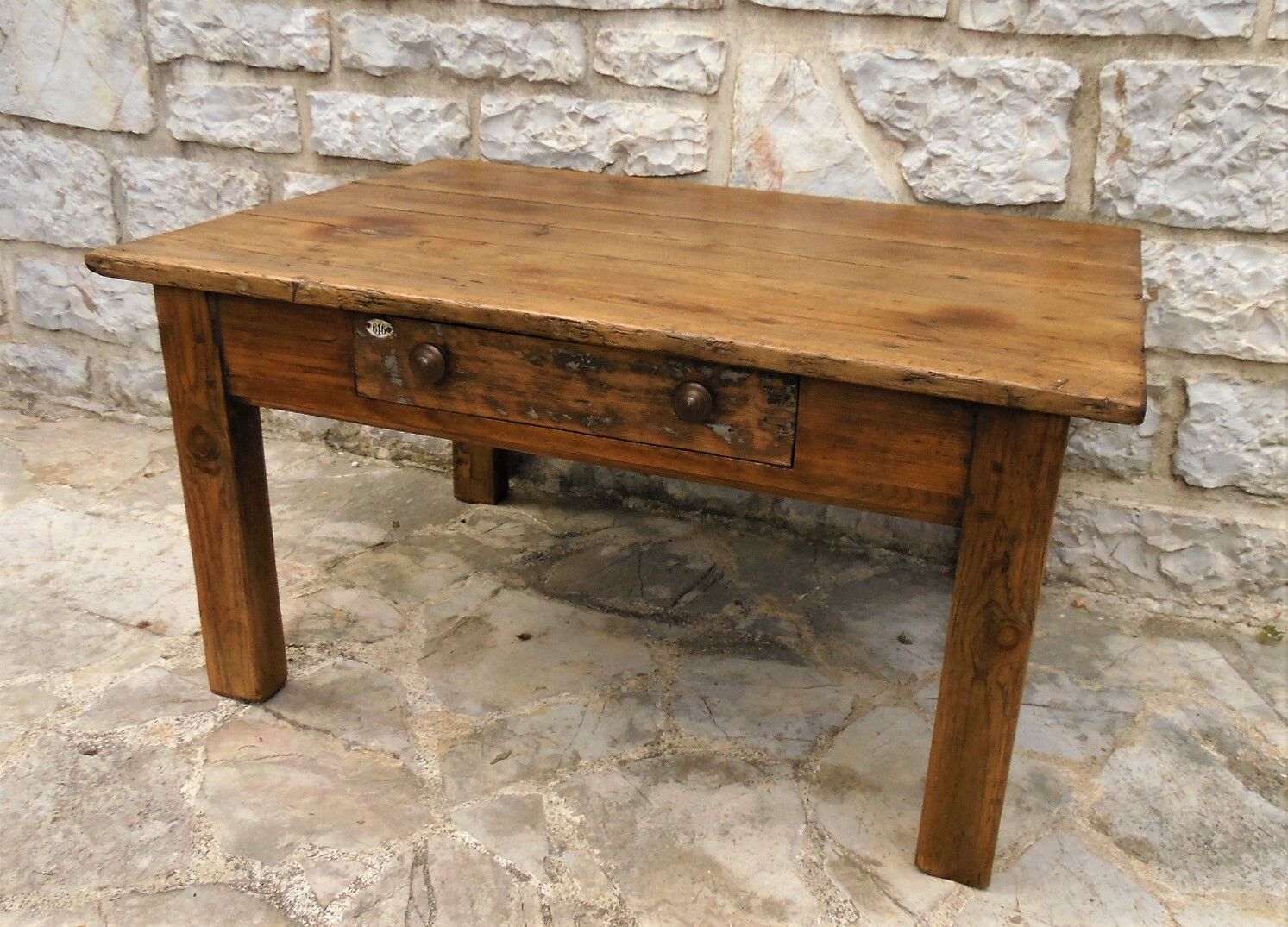 Ancienne table basse en bois avec tiroir central
