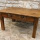 Ancienne table basse en bois avec tiroir central