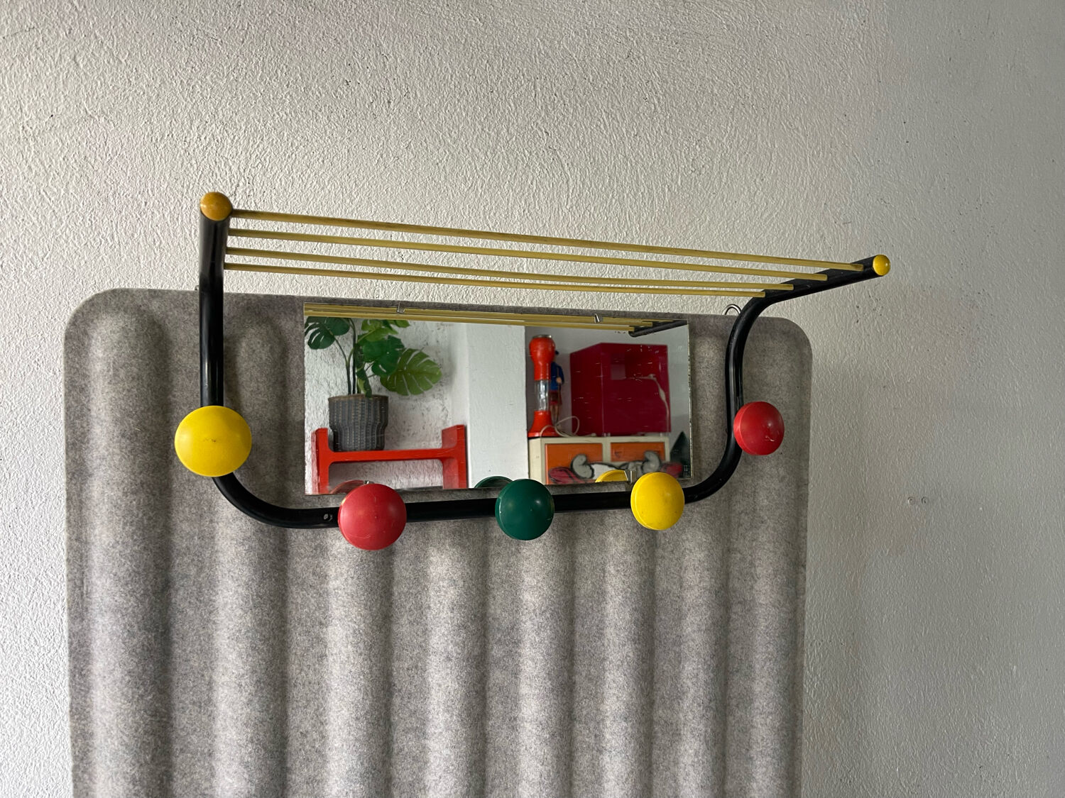 Porte manteau mural métal avec miroir 5 patères couleur jaune rouge et vert, porte chapeau scoubidou, 1960