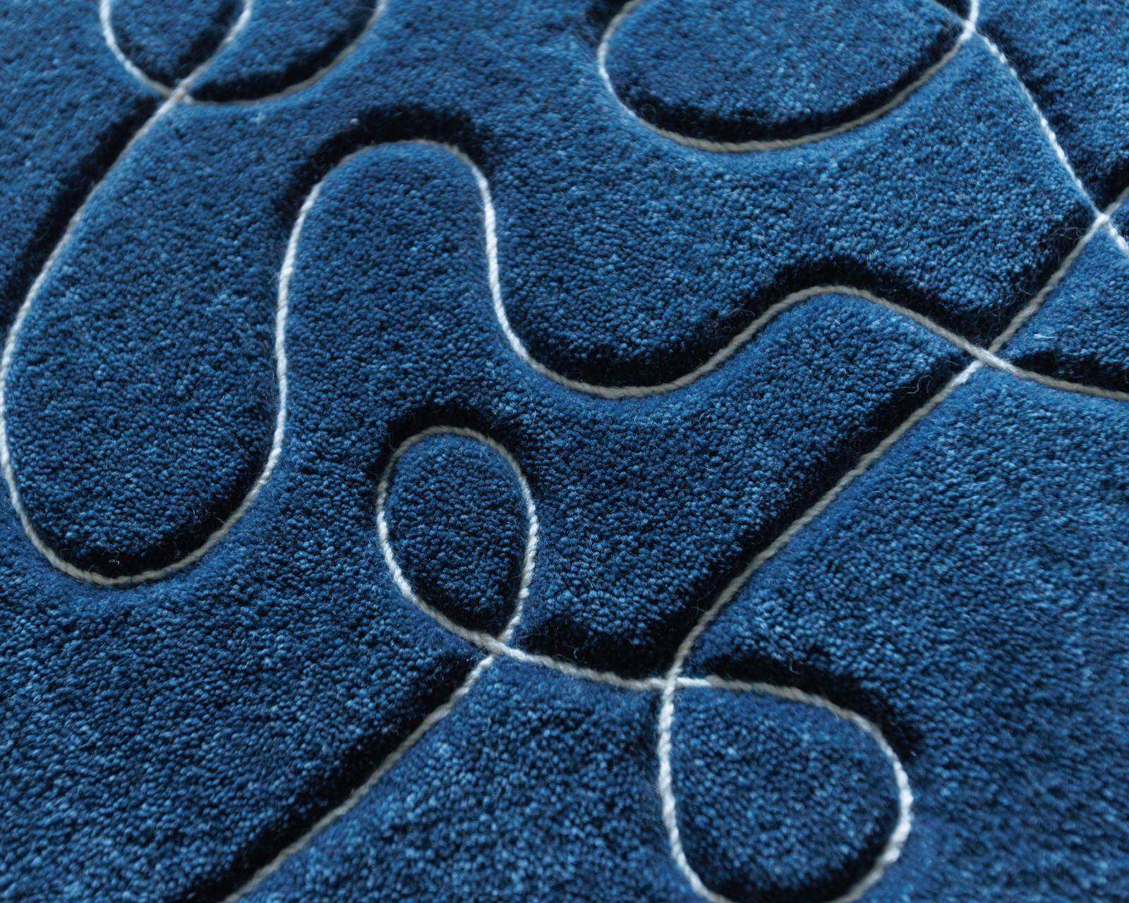 Tapis « Ciapek Art » bleu et blanc tuffeté à la main