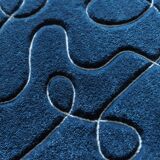 Tapis « Ciapek Art » bleu et blanc tuffeté à la main
