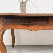 Table, drapière en noyer, XIXème s.