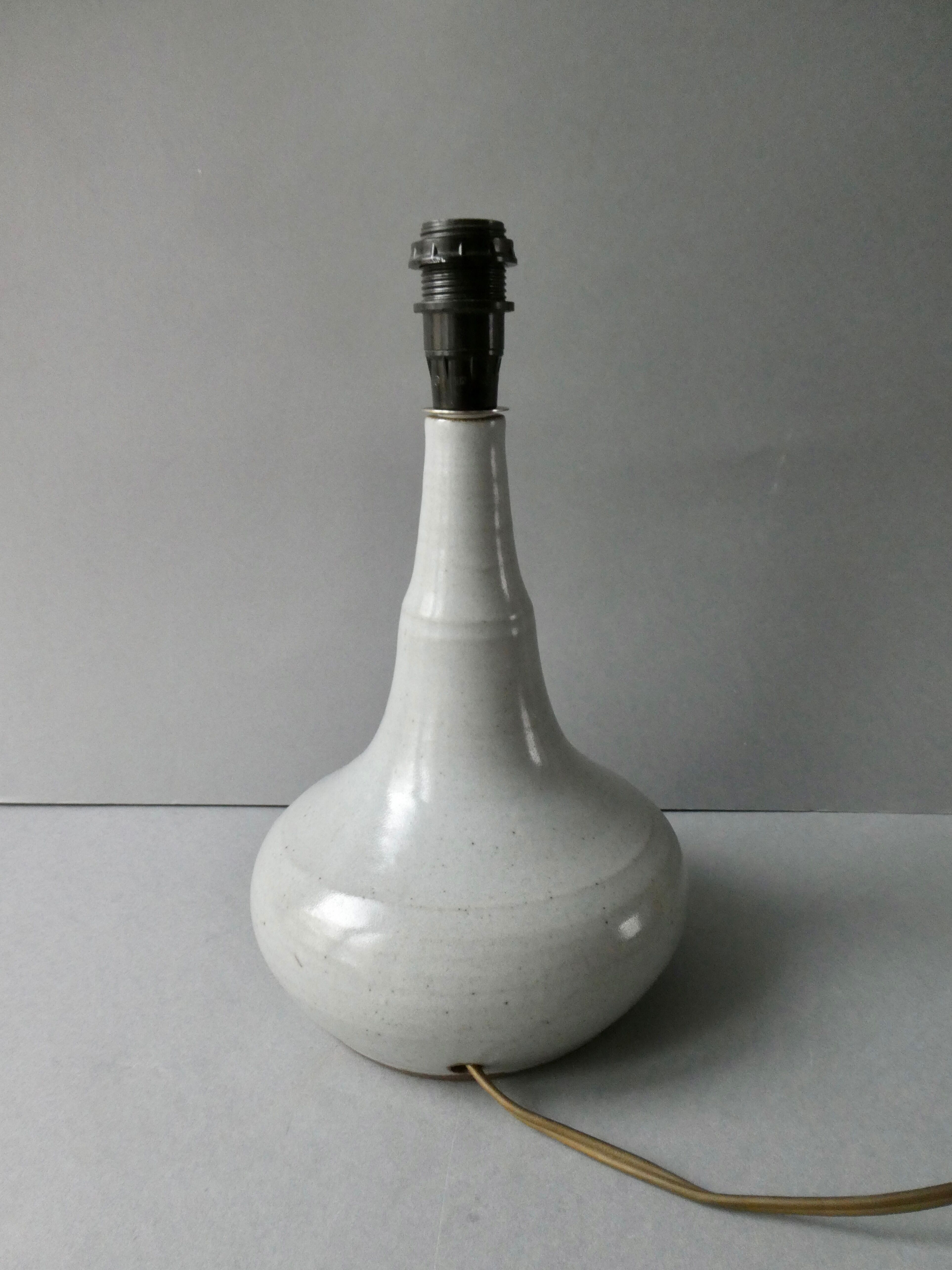 Lampe en grès ton gris bleu des années 70