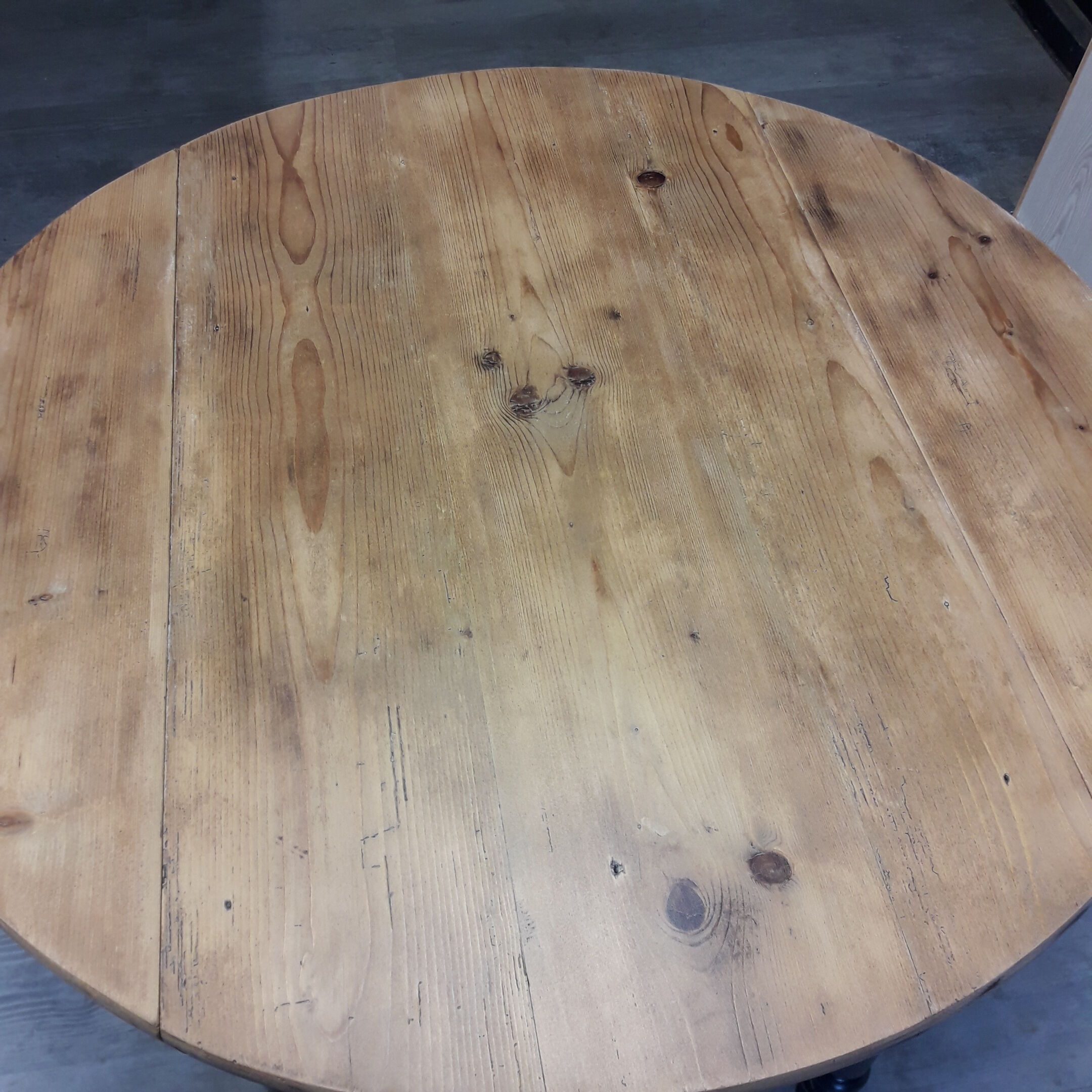 Round table with flaps