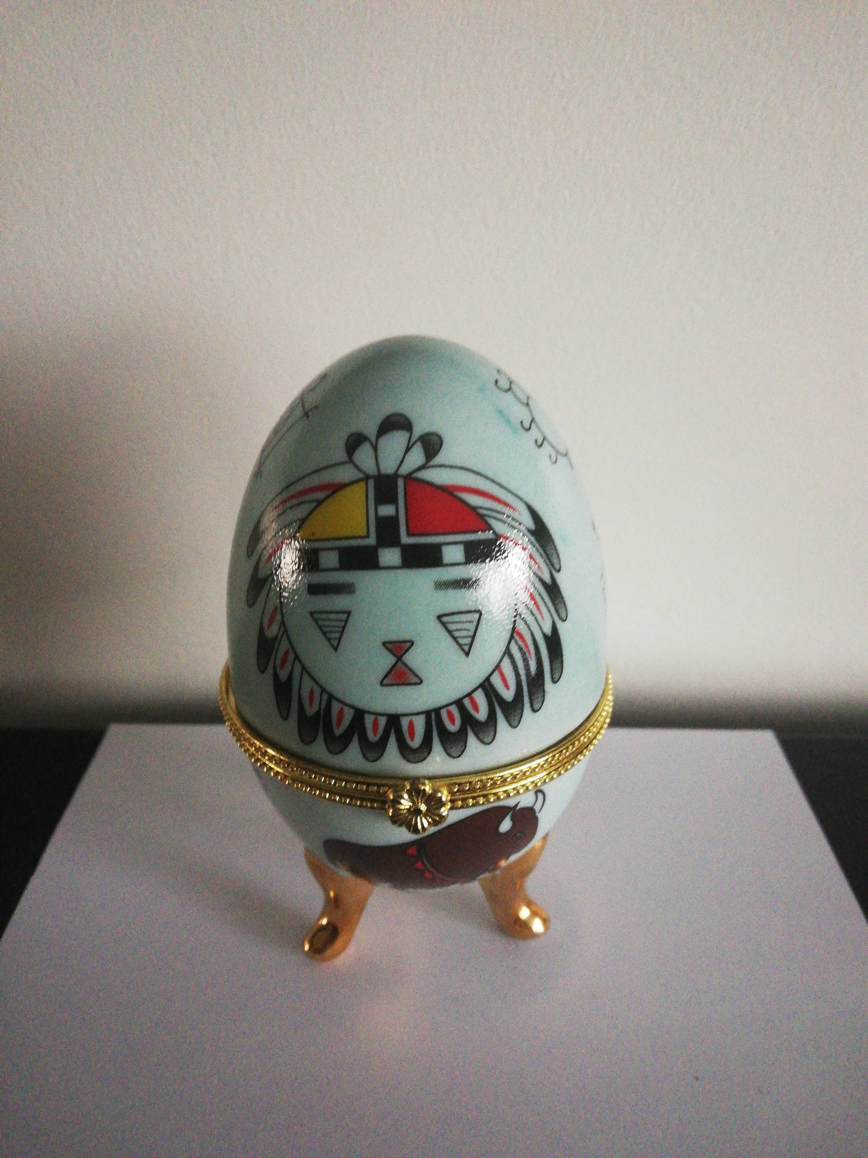 Sky blue porcelain egg box animals